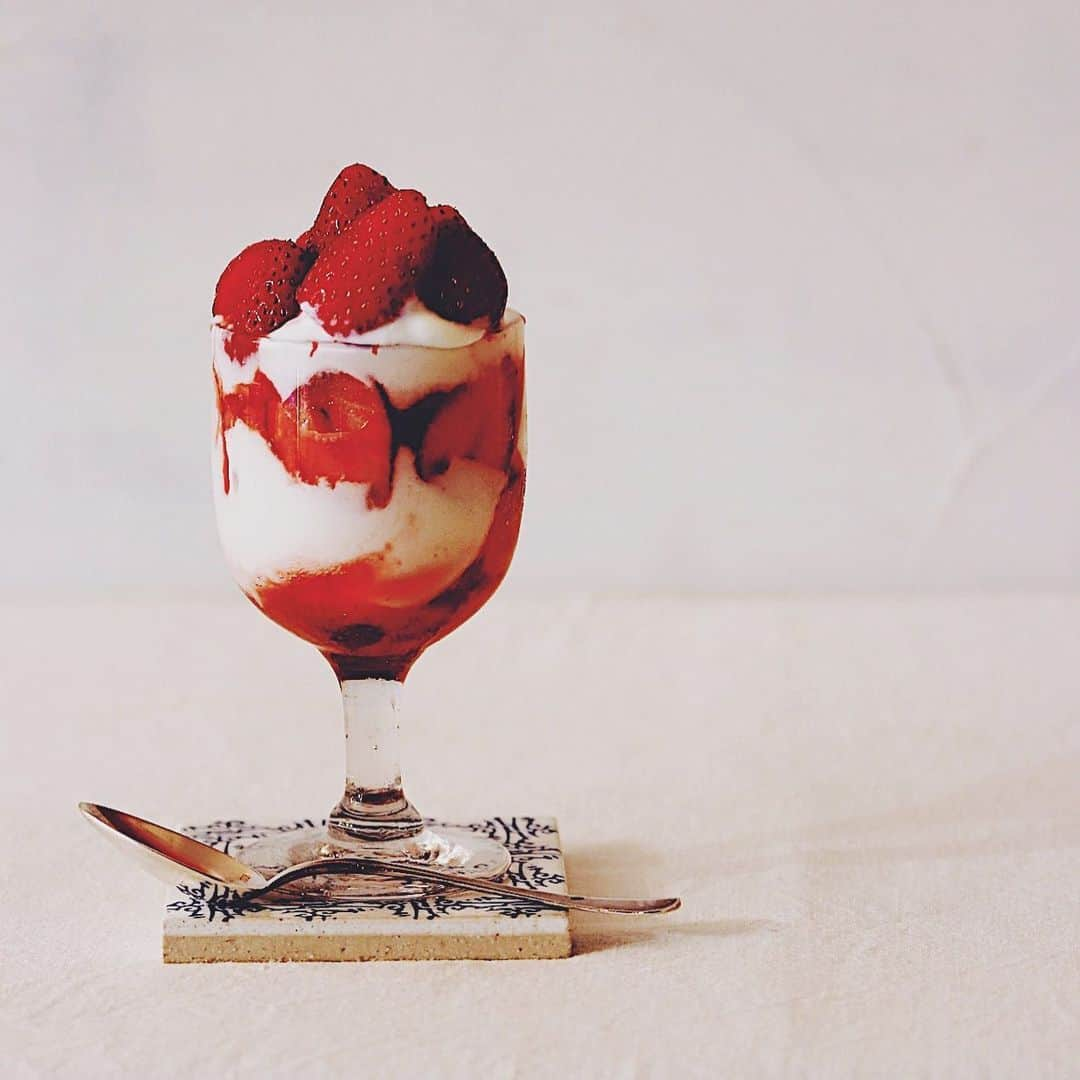 樋口正樹さんのインスタグラム写真 - (樋口正樹Instagram)「Strawberry Parfait . とちおとめと ヨーグルトを 重ねてパフェ。 . . #食後のデザート #いちごパフェ #パフェ#ヨーグルト #strawberry #parfait #🍓」11月27日 20時06分 - higuccini