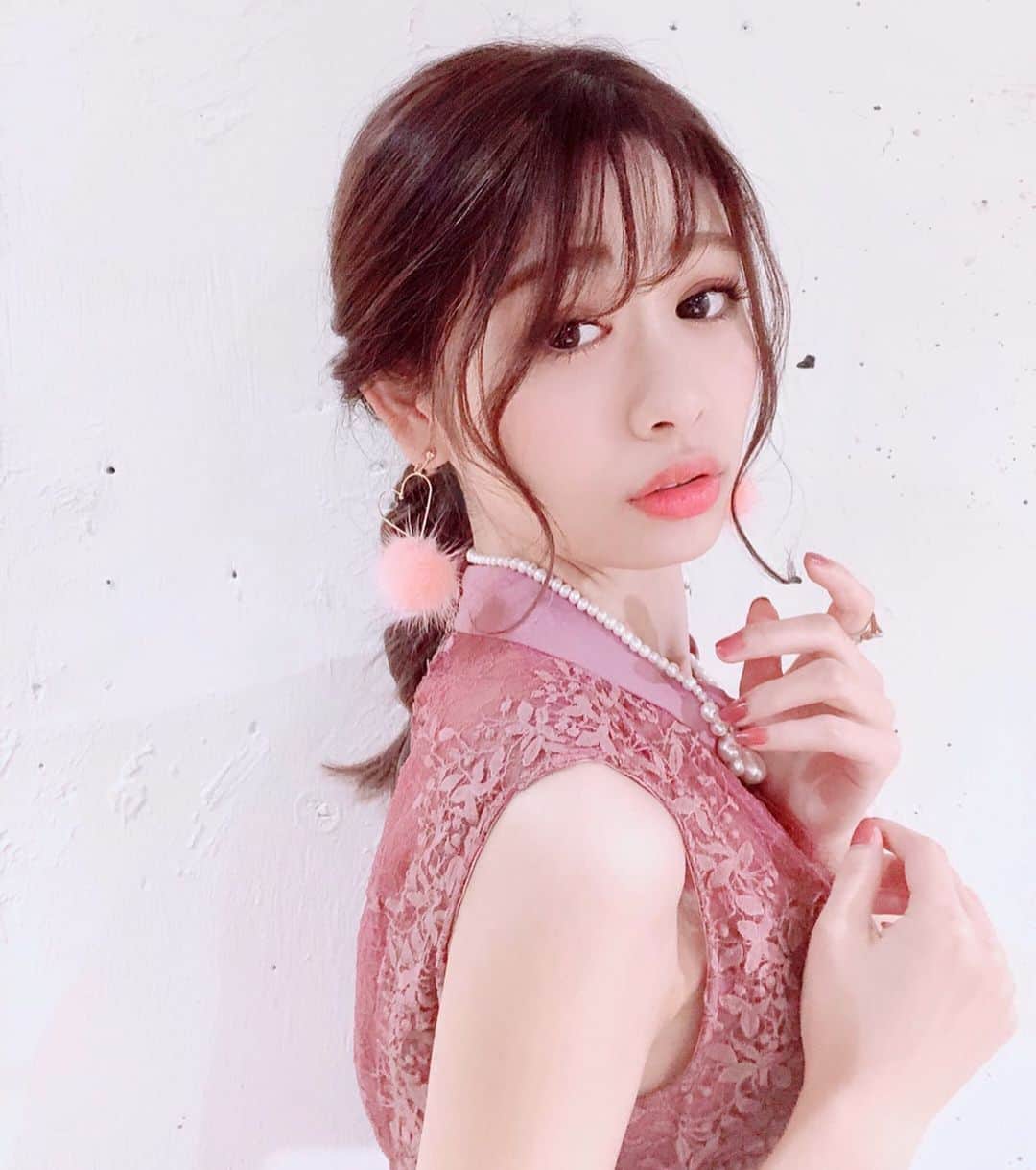 のインスタグラム：「﻿ Roomy's 2020 S/S @﻿ ドレスラインのリリースパーティーに行ってきたよ🎄✨✨﻿ ﻿ ﻿ 去年も行ったんだけど﻿ やっぱり可愛い😆💓💓﻿ ﻿ ﻿ 3枚ぐらい試着してこれが私的に一番好きだったからこれで写真とってもらった🌸👗💕﻿ ﻿ もちろんどれもピンクのワンピースだけどね😍﻿ ﻿ これは、﻿ レース感がすごくかわいくて、﻿ すごいよかったぁ❤️﻿ ﻿ 丈感もちょうど良くて﻿ 後ろもウエストしぼれるから﻿ スタイルよく見えるの💓💓﻿ ﻿ ﻿ 可愛くヘアアレンジもしてもらえて、﻿ スタッフさんと語りまくってたら﻿ いつの間にか4時間ぐらいたってた😩♥️﻿ やばくない？﻿ どんだけおしゃべりなんだろ私😂😂﻿ ﻿ ﻿ ﻿ 去年ドレスオーダしたから﻿ 今年は白のコートオーダーした♡﻿ ﻿ ﻿ ﻿ ﻿ 届くの楽しみだなぁ♡﻿ ﻿ 早く届かないかなぁ🌟﻿ ﻿ 届いたら載せるね⁽⁽٩(๑˃̶͈̀▽ ˂̶͈́)۶⁾⁾﻿ ﻿ みんなに見せたいっ！﻿ ﻿ ﻿ excelのアイシャドウとかもプレゼントしてもらったの😍💓💓﻿ ﻿ 最高すぎる😭♥️♥️♥️﻿ ﻿ ﻿ ﻿ あとねあとね、﻿ みんなにもうすぐ報告できることがあるの🍓！！﻿ ﻿ ﻿ 楽しみにしてね😆💞💞💞﻿ ﻿ ﻿ ﻿ ﻿ ﻿ ﻿ ﻿」