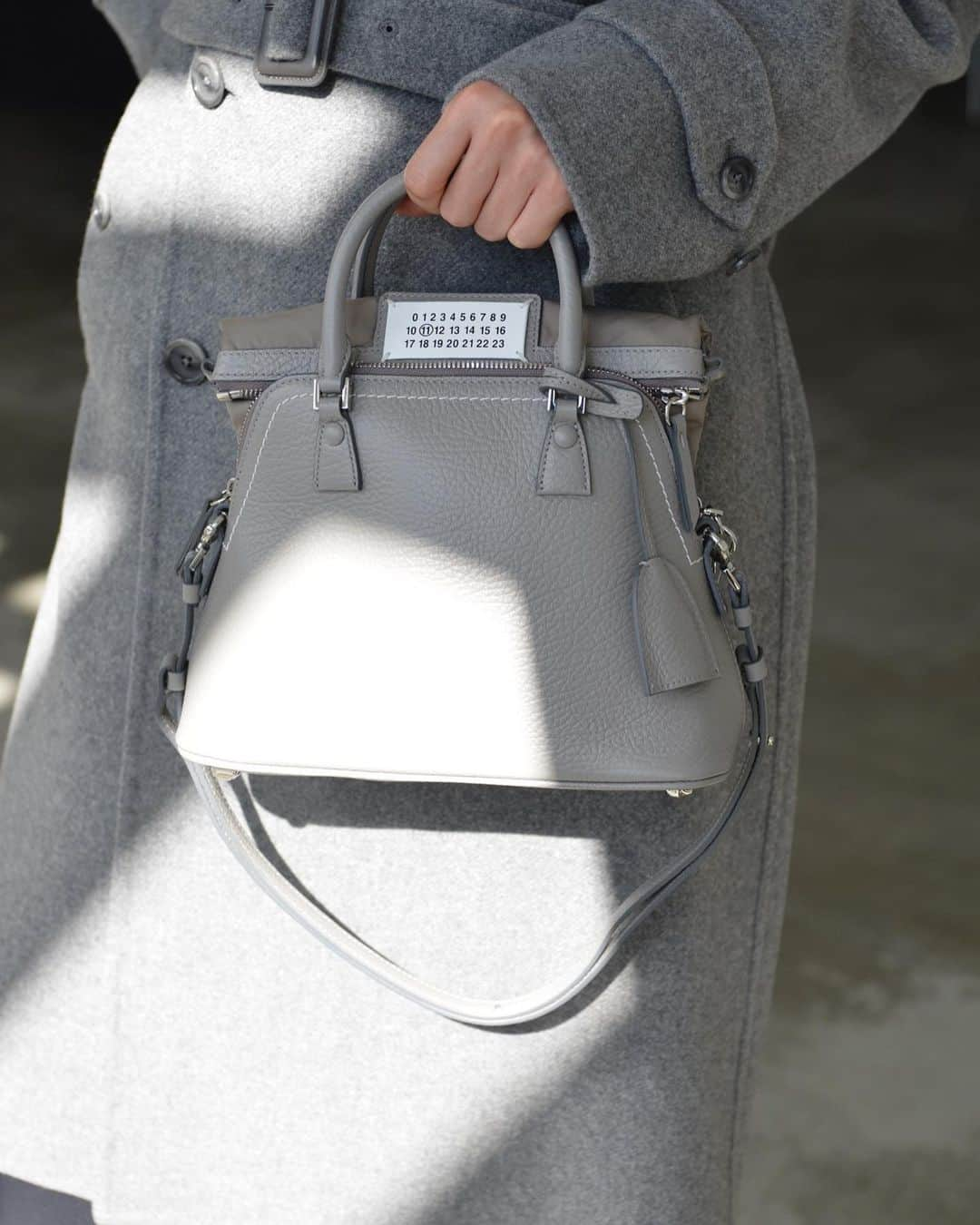 haunt Daikanyamaさんのインスタグラム写真 - (haunt DaikanyamaInstagram)「. Maison Margiela GREY 5AC  MEDIUM BAG . . . @maisonmargiela  @haunt_daikanyama ﻿ ﻿. . . #haunt#hauntdaikanyama﻿ #2019fw﻿ #fashion #ハウント#ハウント代官山 ﻿#ファッション #maisonmargiela#メゾンマルジェラ #5ac#sholderbag#ショルダーバッグ#coat#コート #リバーコート#カシミヤコート」11月27日 20時11分 - haunt_daikanyama