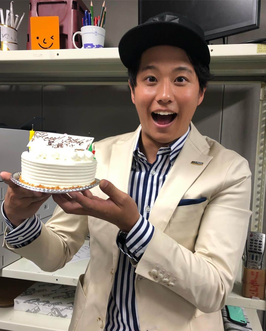 宮司愛海さんのインスタグラム写真 - (宮司愛海Instagram)「S-PARKオンエア後のひとコマ。 22日に誕生日を迎えた黒瀬翔生アナです😇 ファン感謝デーでの視聴者プレゼントであるS-PARKキャップを被った黒瀬くん、少年みたいでかわいいんです...お目目もキラキラ！ 今週土日は中村光宏アナの代打を担当します✌︎」11月27日 20時13分 - manami_miyaji