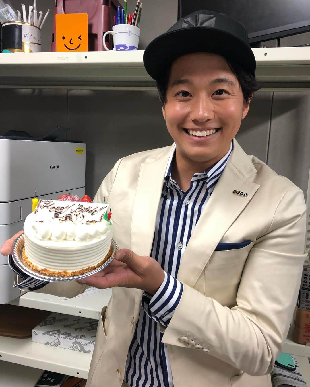 宮司愛海さんのインスタグラム写真 - (宮司愛海Instagram)「S-PARKオンエア後のひとコマ。 22日に誕生日を迎えた黒瀬翔生アナです😇 ファン感謝デーでの視聴者プレゼントであるS-PARKキャップを被った黒瀬くん、少年みたいでかわいいんです...お目目もキラキラ！ 今週土日は中村光宏アナの代打を担当します✌︎」11月27日 20時13分 - manami_miyaji