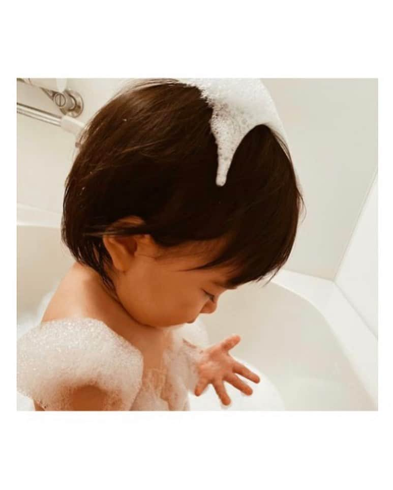 クロさんのインスタグラム写真 - (クロInstagram)「朗報👂🏽朗報です👂🏽👂🏽👂🏽 あのバウンシアさんより "つかるだけで全身綺麗に体が洗えるヤバ泡風呂" が発売されまーす🥺👏🏽 （バウンシアさんより商品いただきました）  バブルバスに楽しくつかるだけで、オーガニック天然洗浄成分が汚れを浮かすから、ゴシゴシいらずで清潔な素肌に！！ この季節特に乾燥が気になってくるので、ゴシゴシいらずはとてもありがたい😭🙏🏽 洗浄成分だけでなく、ヒアルロン酸や、コラーゲンが配合されてるので洗い上がりもしっと〜り♡ これは小さなお子様も楽しいお風呂時間間違いなし！！ 実際に入ると、泡がとってもしっかりしていてすぐに消えることがないので、たっぷりの泡と共に優雅なひと時を味わうことが出来ちゃいます🥺🙏🏽 香りも、やさしいホワイトソープの香り やさしいエアリーブーケの香り、どちらとも強い香りではなく、ほのかに香ってくれるので、とに　かくリラックスしたバスタイムを過ごすことが出来ました👏🏽👏🏽 リラックスだけでなく、しっかり洗浄、保湿までできるヤバ泡風呂！！ ありがたい限り♫ タニちゃんも泡泡、とっても楽しんでいました〜 ※泡エステは小さいお子様も使用できます！　赤ちゃんやお子さまは個人差もあるので肌の状態を、確認してご使用ください  @bouncia_official  #ヤバ泡風呂 #つかるだけ泡エステ #バウンシア #ヤバ泡 #牛乳石鹸 #泡風呂 #バスタイム #バブルバス #ご褒美 #PR」11月27日 20時13分 - kuro_risa