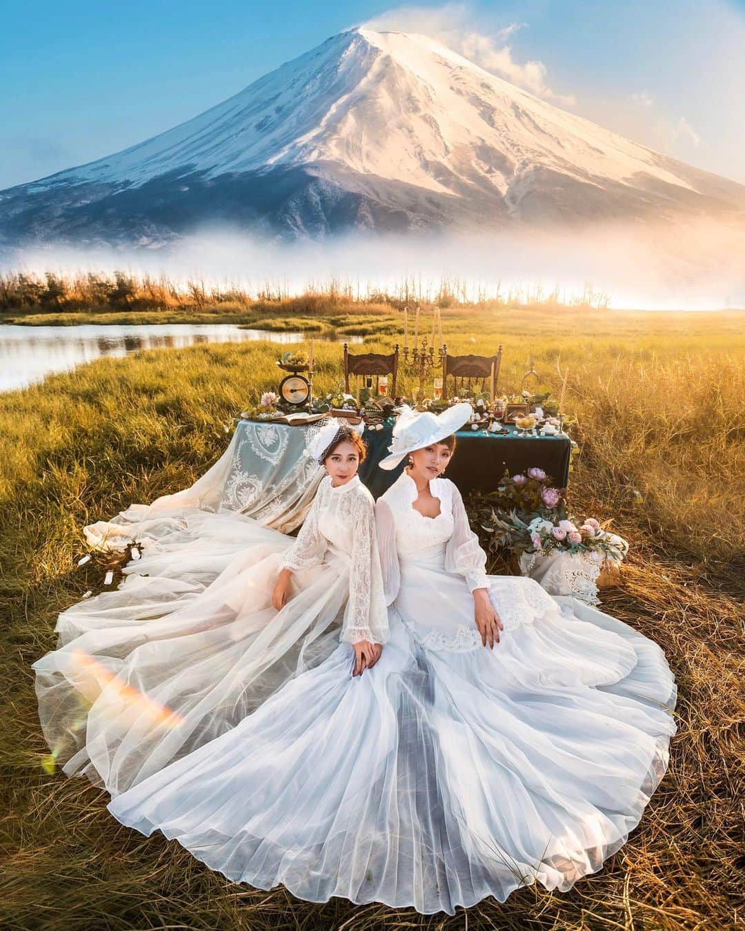 樂さんのインスタグラム写真 - (樂Instagram)「富士復古婚紗🗻🗻🗻 這是我第一次挑戰復古婚紗😍😍😍 這次選擇的地點有大草地和水池，當初一看到就覺得很適合後製富士山在後面，就把今年初拍的富士山拿來當素材，沒想到真的超級搭，光線跟顏色都搭配得很剛好！太喜歡了😍 - 這次的團隊大家都很用心，不論妝髮和道具還有主攝的佈置安排，之後會在分享一些近照，就可以看到佈置和妝法的細節有多用心了🔥🔥 - 美術指導與佈景： @cestann_  Makeup&hairstyle： @clairelee322  @wiki8227  Model: @ir47363  @lavieenhan  古董器具 ： @at_antique_village  Partner : @cara_oh  @wei_siang715 - . . . . . .  #ygtphotograph#discovertaiwan#travellingaroundtheworld#iseetaiwan#vscotaiwan#bpintaiwan #amazingtaiwan#igerstaiwan#exploretaiwan#popdaily#taiwantravel#taiwan1#taiwanese#tv_pointofview#taiwangram#台灣#taiwan#japan#fuji #tokyo#婚紗」11月27日 20時13分 - ygt1016