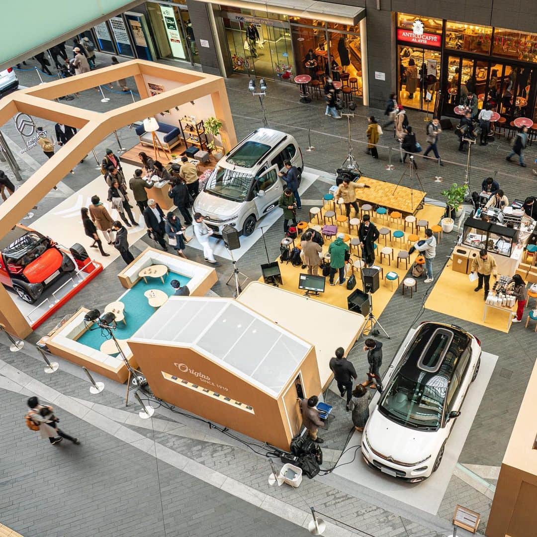 のインスタグラム：「【COMFORT LA MAISON CITROËN　11.27 WED >> 12.1 SUN】 シトロエンの魅力が詰まったイベントを二子玉川ライズ ガレリアにて本日より開催いたします。最新の本格SUVモデルの展示に加え、シトロエンの未来を示す超小型都市型EVのAMI ONE CONCEPTやマルチ・パーパス・ヴィークル BERLINGOも日本初公開いたします。また、シトロエンオーナーの皆様には車のキーをお見せいただければコーヒーを1杯サービスいたします。（数量限定）ぜひお誘いあわせのうえ、ご来場ください。 #citroën #シトロエン #Comfort #Lamaisoncitroën #Amione #Berlingo #SUV」