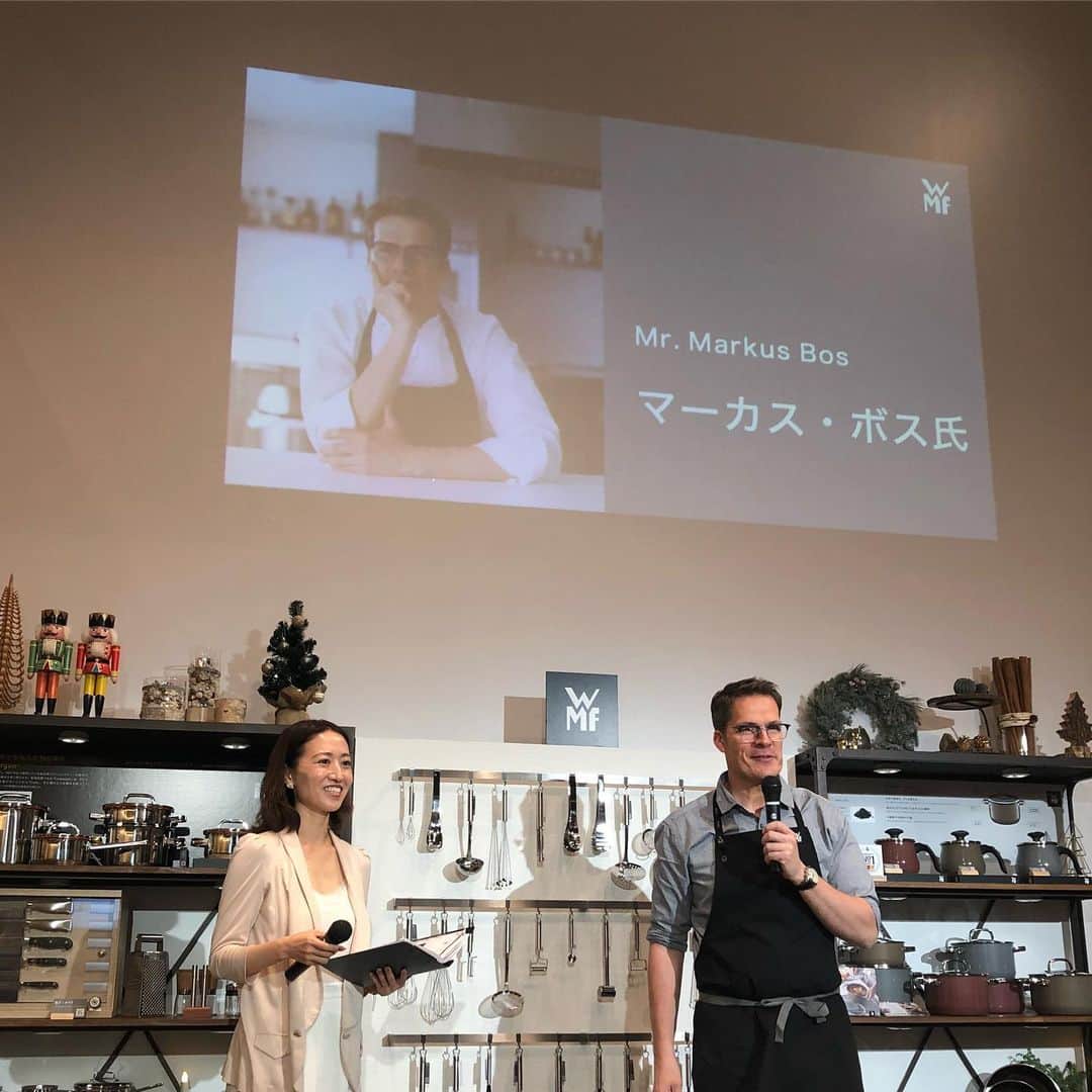 古田ちさこさんのインスタグラム写真 - (古田ちさこInstagram)「🇩🇪🍽🎄 WMF Special Moments at 代官山T-SITE 🌟 今夜はドイツNo. 1キッチン&テーブルウェアブランド WMF(#ヴェーエムエフ ) @wmf_japan  のイベントに参加させていただきました☺️ 料理は大好きなのでキッチンツールのイベントに 参加できるというのはワクワクでした🥘🔪🍳🍴✨ 新製品のフュージョンテックマルチポットを使用して ゲストシェフ、マーカス・ボス氏によるドイツ料理の デモンストレーションと実際に調理も体験しました👩‍🍳 . フュージョンテックマルチポットはごはんを炊けば遠赤外線の力でふっくら炊けて、炒め物をしてもなめらかな素材で汚れがこびりつきにくいことがわかったよ♩ . 私が特に良いなと思ったのは(怖くて苦手な)揚げ物！ サイズ的に一人暮らしご飯でも凹まない少ない油で 済む上、保温性が高い素材なので食材を入れても 温度が下がりにくくカラッと揚がるそう。 実際に水分の多いマッシュルームを挙げていたのですが 油はねが全くなく安心して使えそうでした💗 実際にフュージョンテックミネラルシリーズで 調理したドイツ料理、全て美味しかったです。 今日も寒かったので冷えていた体に染み渡った〜☺️ ちゃんとした調理器具を使うと料理の美味しさって 格段に変わるんだなぁ…。やっぱりなぁ…。 本気で欲しくなりました。😳✨ . こちらの会場にて明日から4日間、 新作お披露目イベントが開催されます🎄 代官山蔦屋書店の暖かみのあるイルミネーションと合わせて、是非暮らしが豊かになるキッチンツールの体験を楽しまれてみて下さい♩🎅 . #wmf#代官山蔦屋#代官山蔦屋書店#代官山tsite  #フュージョンテックミネラルマルチポット #wmfspecialmoments2019#ドイツ料理 #クリスマスディナー#料理好き#ドイツ製  #マーカスボス さん」11月27日 20時14分 - chisakofuruta
