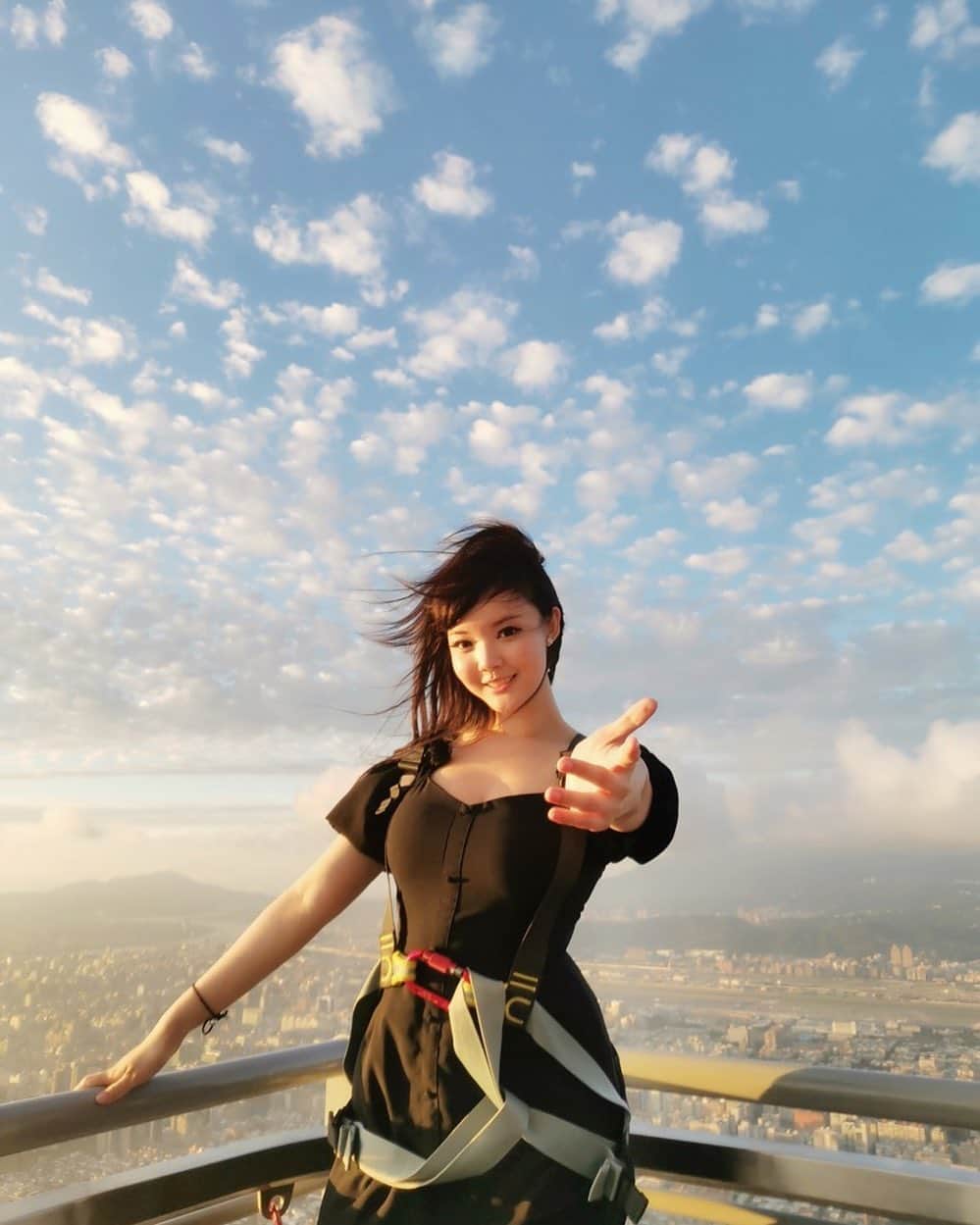 YingTzeさんのインスタグラム写真 - (YingTzeInstagram)「TAKE MY HAND AHH 🤣 _ My favourite photo from my Taiwan Trip with @egg_network ❤️ The sky is beautiful and so happy that the weather was amazing that day.  _ My live gaming streams are back daily at 8pm-12am at my Facebook Page. ❤️ See you ! p/s : Remember MLBB got chest drops when I stream yaaaa ~ good luck !  #blessed #skyline460  #taipei101observatory #taipei101tower #taiwantravel」11月27日 20時15分 - yingtze