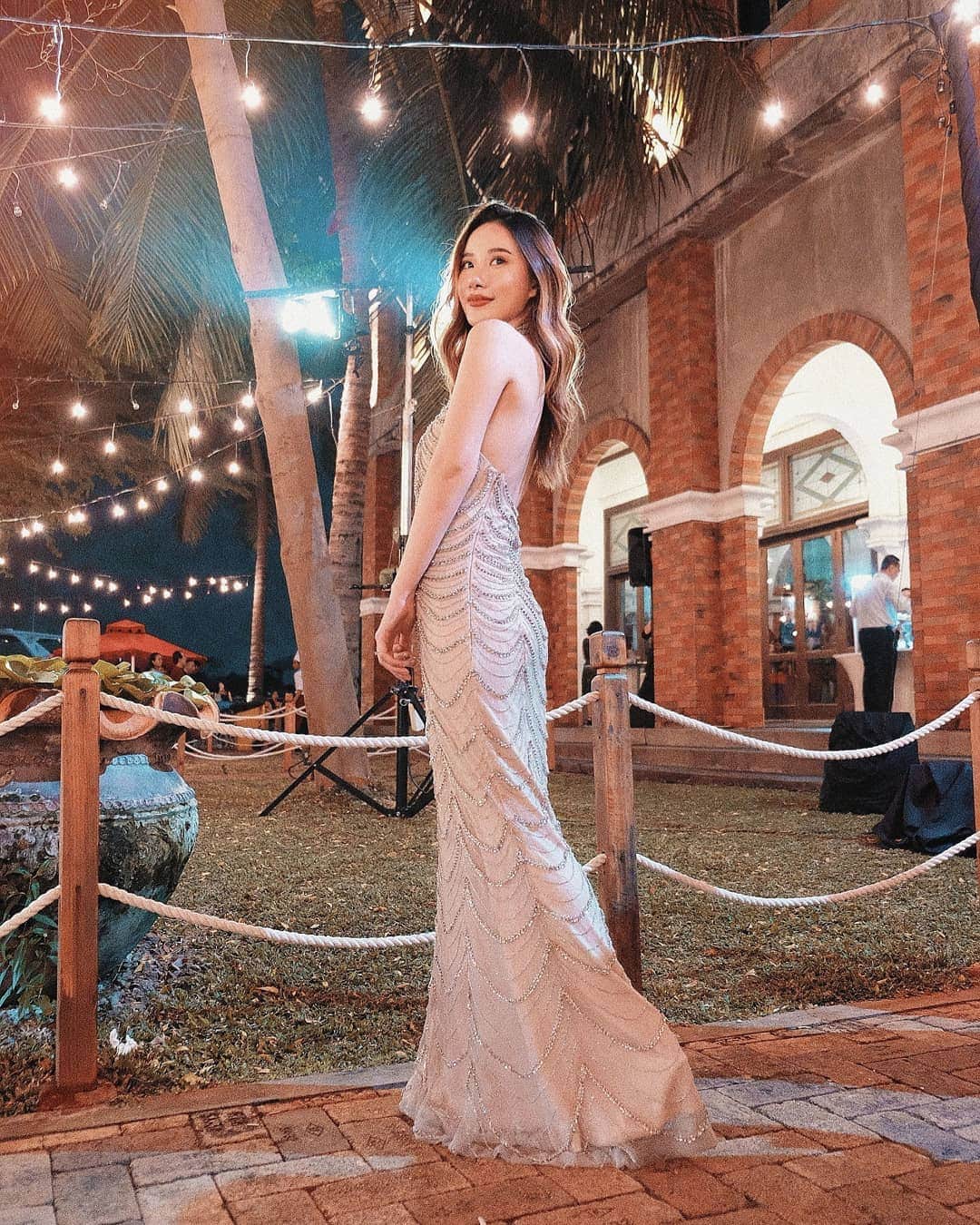 エリッサ・ヤマダのインスタグラム：「A shimmering night in @enchantedgown ✨ #ChoLentulation」