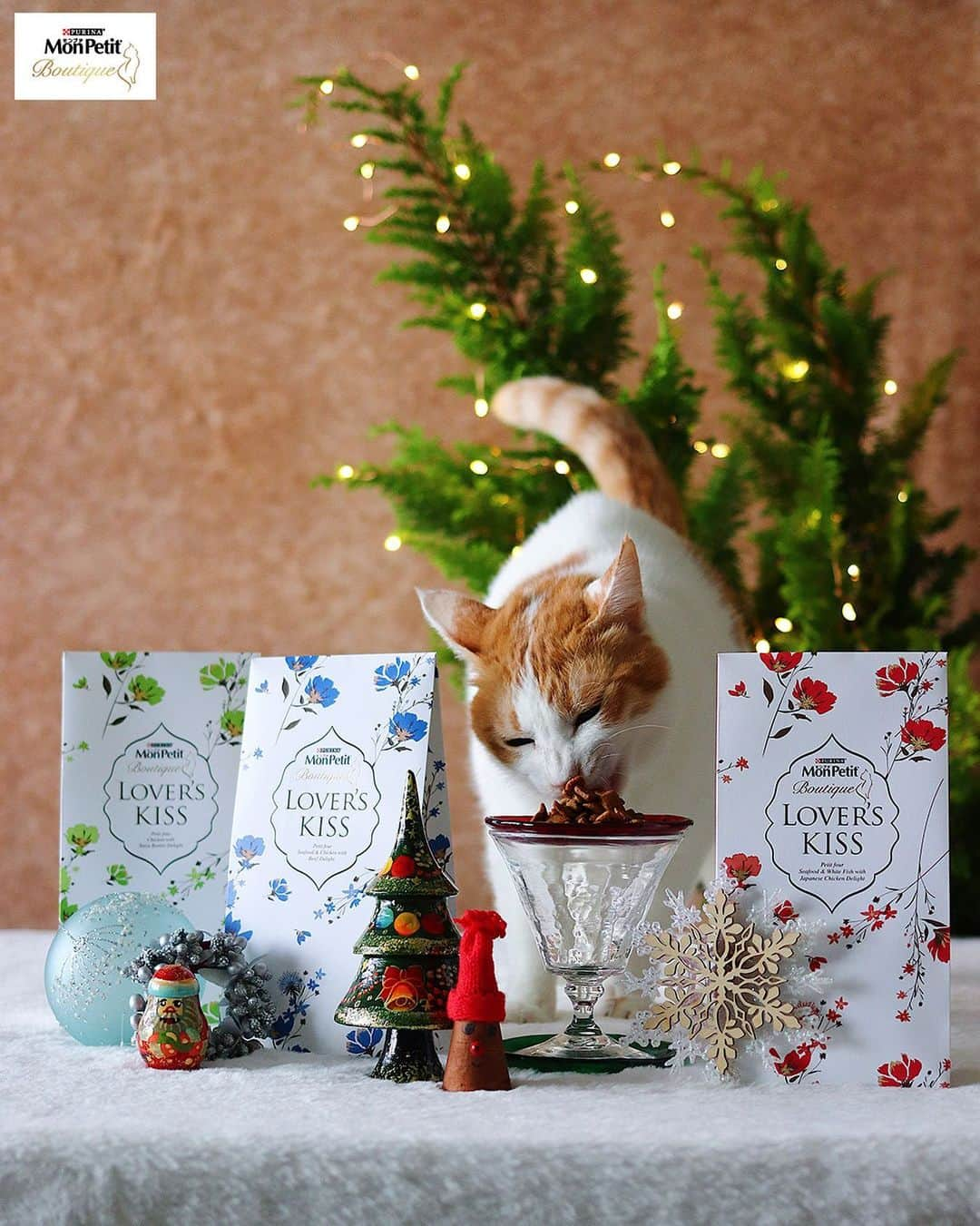 Purina Mon Petit Japanのインスタグラム：「クリスマスが近づきウキウキ気分でおやつをほおばるネコちゃん🐈﻿ そのおいしさに自然としっぽも上がってますね💕﻿ ﻿ それもそのはず🎵﻿ "モンプチ ブティック ラバーズキッス"にはとっておきのこだわりが詰まっています✨﻿ ﻿ ☑魚介とチキンのプチフール 牛肉添え﻿ 　魚介とチキンのオリジナルブレンドに牛肉のアクセントを。﻿ 上質な素材が口の中に広がり、香り豊かなマリアージュが楽しめます♪﻿ ﻿ ☑白身魚と海の幸のプチフール 国産鶏添え﻿ 　たっぷりの白身魚と風味豊かな海の幸﻿ 　さらに国産の鶏を加えた上品な味わいが口の中に広がります♪﻿ ﻿ ☑若鶏のプチフール 焼津産かつお節添え﻿ 　厳選された若鶏と、添えられた焼津産のかつお節で、﻿ 奥行きある香りと王道の深い味わいの二重奏が楽しめます♪﻿ ﻿ ネコちゃんと特別な時間を過ごすのにふさわしい、スペシャルな味わいのおやつをクリスマスプレゼントにいかがですか？🎁✨﻿ ﻿ ＼画像をタップすると楽天で購入できます／﻿ -------------------------------------﻿ ﻿ #モンプチ #モンプチブティック #ラバーズキッス #キャットフード #にゃんすたぐらむ #ねこすたぐらむ #にゃんだふるライフ #ねこ部 #猫部 #にゃんこ部 #猫好き #猫大好き #猫がいる生活 #猫のいる暮らし #猫の気持ち #猫用品 #猫と暮らす #猫写真 #猫のおやつ #おやつ #ギフト #ギフトにオススメ #贈り物 #プレゼント #クリスマス #クリスマスギフト #クリスマスプレゼント #クリスマス準備 #クリスマス仕様 #クリスマス🎄」