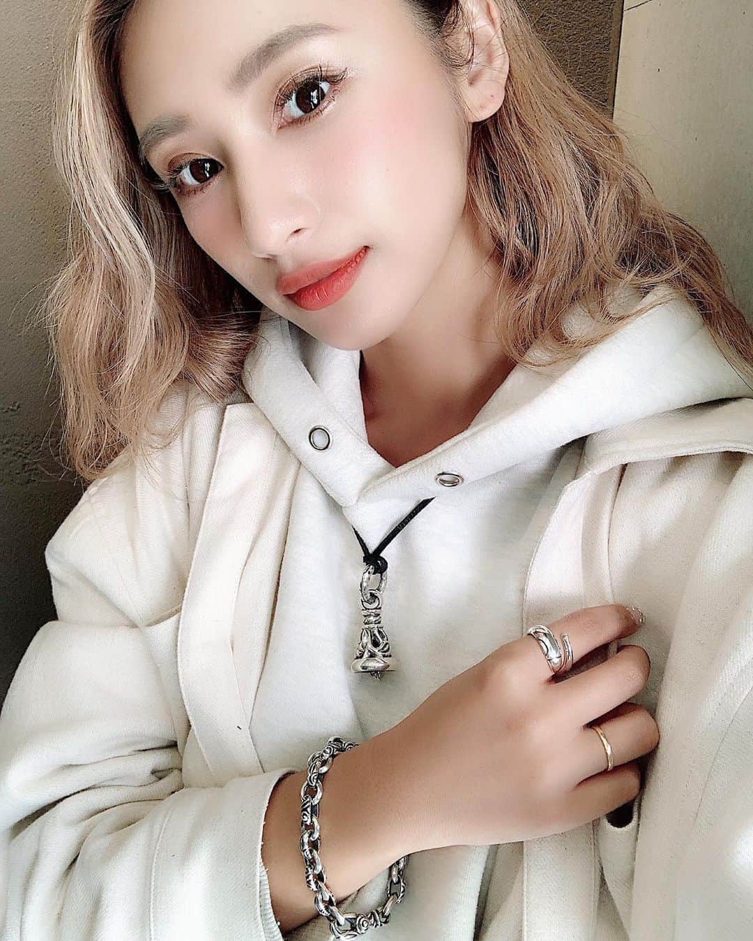 新井ニーニャのインスタグラム：「💍﻿ ﻿ ﻿ ﻿ 𝐋𝐎𝐍𝐄𝐎𝐍𝐄𝐒﻿ ﻿ ﻿ クリスマスに向けて色々見に行っていた日🕊﻿ ﻿ 元クロムハーツのチーフデザイナー、レナード・カムホートのブランド【ロンワンズ】が可愛くて試着も🥰メンズだけじゃなく女の子の愛用者も多いらしいです😍﻿ シルバーアクセらしい迫力あるデザインのものから、繊細な女性らしいものまでいろいろあるので納得🤙🏽﻿ ﻿ なんと私の投稿を見てご来店くださった方に、先着順で数量限定のノベルティをプレゼントするキャンペーンを開催してくださるとのこと🎁太っ腹で〜😍びっくり〜😍﻿ ﻿ ﻿ ①LONEONESのアカウント﻿ @loneonesofficial をフォローしてから﻿ ②私の投稿を「LONE ONES TOKYO」﻿ のスタッフさんに見せていただくと﻿ バンダナをプレゼント﻿ して頂けるそうです🎁﻿ (写真撮ったのでスワイプしてね)﻿ ﻿ 南青山店限定なので、是非行ってみてください🥰﻿ 📍東京都港区南青山5-13-4 Nビル 1F﻿ 表参道駅が最寄りです🚉﻿ ﻿ ﻿ ﻿ @loneonesofficial﻿ #ロンワンズ #ロンワンズ東京 #シルバーアクセサリー #南青山 #loneones #loneonestokyo #PR #ファッション好きな人と繋がりたい #ストリートファッション」
