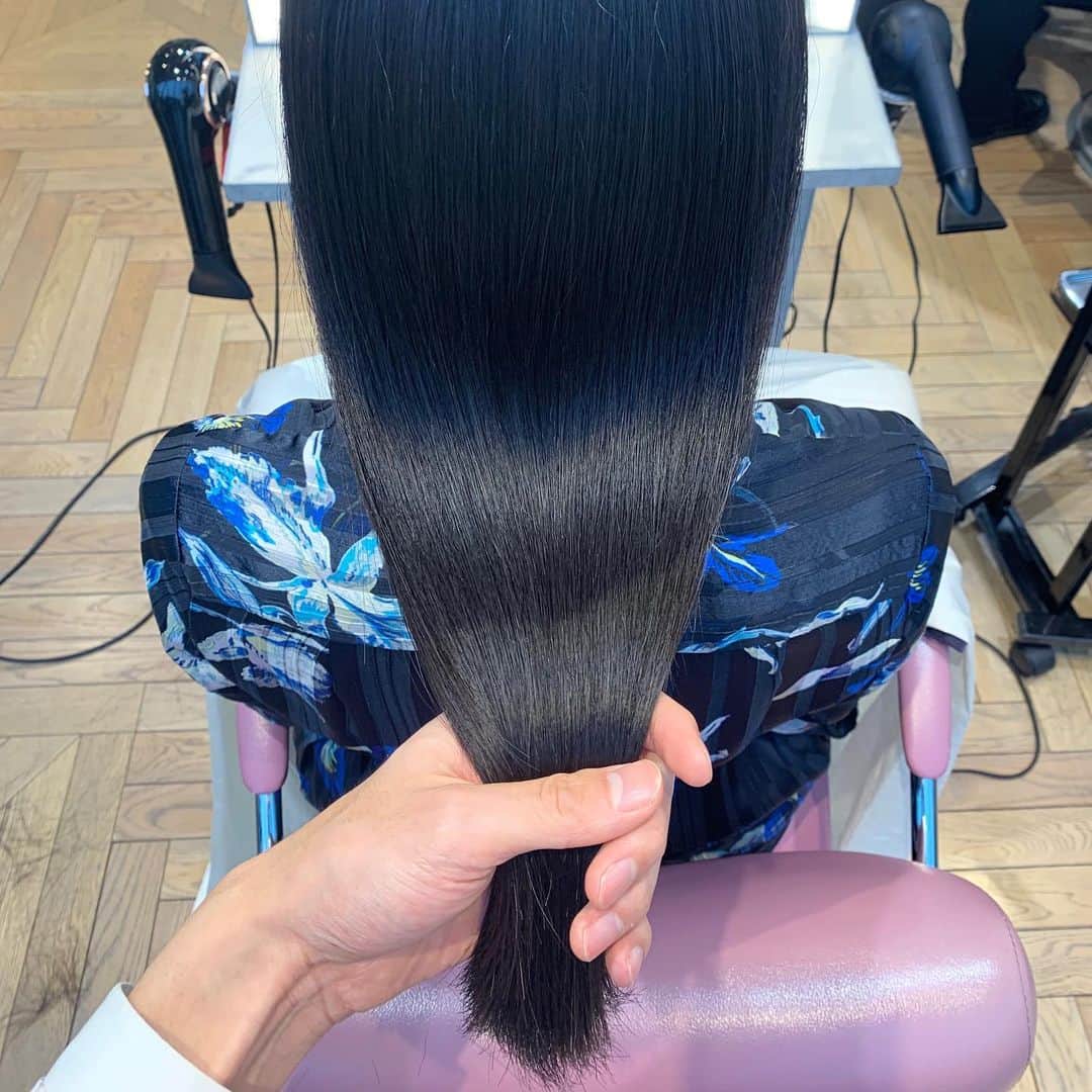 山内ヨシヒロさんのインスタグラム写真 - (山内ヨシヒロInstagram)「#MINXで美髪 . MINX山内の独自考案スペシャル美髪ケアがパワーアップしております😊✨ 「どこに行っても満足できなかった」そんなお客様にも感動の仕上がりをご実感いただける最高峰トリートメント！ . 1か月以上もサラサラなんて、嘘みたいな話ですが本当です😊 大人気のため12月は早めのご予約をオススメします✨✨ . . 【MINXスペシャル美髪トリートメント】  この美髪ケアは、MINX山内ヨシヒロが独自で手掛けたスペシャルトリートメント✨ このトリートメントの特徴は「１ヶ月〜４５日間は効果が続く」という驚異の持ちの良さです^_^！ . これまでのトリートメントでは、効果約2週間が限界でした。ですので、１ヶ月持つトリートメントは前代未聞です❗️縮毛矯正で傷んだ髪、ブリーチで傷んだ髪などあらゆるダメージに対応できます✨ . . 【このトリートメントの内容】 . 🌸水道水による不純物の除去 ・毎日の水道水により髪内部に溜まった不純物（カルシウムイオンなど）を専用クレンジング成分で除去します！不純物は顕微鏡で見ると石のようなザラザラした物質で、髪のゴワつきを生みます。さらにトリートメントの定着も妨げます💦この不純物は近年の研究でカラーダメージに影響していることも判明し、あの有名なイルミナカラーが開発されています✨ ➡︎不純物除去により髪のごわつき、硬さが消え、トリートメントの浸透力UP！カラーダメージも軽減 . 🌸トリートメントと親和性の高いイオンを導入 ・不純物を除去した髪に「トリートメントと親和性の高いイオン」を導入。※特許成分 ➡︎イオンが磁石のように引き合う性質を利用してトリートメントを髪の毛に吸着させます . 🌸特許成分による補修と修復 ・毛髪再生成分（※特許成分）を2種類導入。さらにコルテックス層とキューティクル層を徹底的に補修・修復します。 ➡︎コテやアイロンの熱にも負けない強い毛髪をつくります。紫外線や海外の水でもダメージを感じづらくなります。 . 🌸最新の超音波で高い浸透力 ・超音波を使用し、毎秒数十万回の振動を与えます。なんと手で1000回揉み込む浸透力です！圧倒的なツヤと浸透、持ちの良さを可能にしました。 ➡︎超音波により高い浸透力。手触りやツヤが格段にUP！ . 🌸体温程度の優しい熱で吸着力ＵＰ ・専用マシンにより毛髪全体を体温温度に温めます➡︎内部吸着力が上がり、髪の柔らかさやしなやかさを生みます。 . 🌸キューティクルの徹底ケア ・ラストはキューティクルケア。髪の表面にあり、ツヤには欠かせないキューティクルケアも最新の特許成分で徹底ケアします！ ➡︎見たこともないツヤ髪に✨ . . ここまでがトリートメント工程となり、あとはドライ&ブローで完成です！ . ⚠️すべての写真、動画はブローのみの仕上がりです。加工もしておりません✨ . 【ご予約】 山内ヨシヒロご指名にてご予約ください✨ ホットペッパーのメニュー名は「 MINXスペシャル美髪トリートメント」です！お電話の場合は「インスタのトリートメント」とお伝えいただければ大丈夫です！ . みなさまのご来店を心よりお待ち致しております😊✨ . . . 【料金】 ◯ MINXスペシャル美髪トリートメント(ホームケア付き) 12000+tax ◯MINXスペシャル美髪トリートメントEXTRA（ホームケア付き） 14000+tax ※カットやカラー、パーマとの同時施術も可 . 本気でケアしたい方はご相談ください！ 必ず【感動の髪質】に仕上げます✨ . __________________________________________ . 【MINX(ミンクス) Webサイト】 http://www.minx-net.co.jp/sp/ . 【山内ヨシヒロ 】 .  年間400名の新規指名数を持つ「美髪」の達人☆1ヶ月持つ超音波トリートメント「MINXスペシャル美髪トリートメント」を自ら手掛け、ヘアケア指名数全店1位の高い支持を持つ。その豊富な美容知識でブログPVも月間8万を超え全店1位の人気！業界人も納得の「最高の美髪テクニック」で感動の美髪をご体感下さい✨ . 📺2016年 ドコモxperia テレビCM出演 📺フジテレビ系列「ニュースJAPAN」出演 📙週間「女性セブン」ヘアケアコラム掲載 📙美容業界誌 掲載多数（リクエストQJ.snip style） 📙美的.com/HAIRなど掲載多数 . __________________________________________ . ✂MINX銀座二丁目店 📪東京都中央区銀座2丁目3-1 Ray ginza9F ☎03-5524-0081 🕔平日 11:00～21:00  土 10:00～20:00 日 10:00～19:00  火曜日 定休日 . __________________________________________  #トリートメント #美髪トリートメント #ヘアケア #モデル #美容 #髪 #髪型 #ロング #ロングヘア #伸ばし中 #縮毛矯正 #ストレートパーマ #ストレートヘア #黒髪 #黒髪ロング #ツヤツヤ #サラサラ #髪質改善 #銀座」11月27日 20時22分 - ansee_yoshihiro.yamauchi