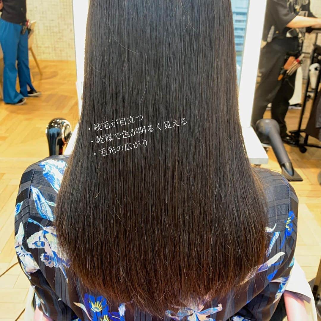 山内ヨシヒロさんのインスタグラム写真 - (山内ヨシヒロInstagram)「#MINXで美髪 . MINX山内の独自考案スペシャル美髪ケアがパワーアップしております😊✨ 「どこに行っても満足できなかった」そんなお客様にも感動の仕上がりをご実感いただける最高峰トリートメント！ . 1か月以上もサラサラなんて、嘘みたいな話ですが本当です😊 大人気のため12月は早めのご予約をオススメします✨✨ . . 【MINXスペシャル美髪トリートメント】  この美髪ケアは、MINX山内ヨシヒロが独自で手掛けたスペシャルトリートメント✨ このトリートメントの特徴は「１ヶ月〜４５日間は効果が続く」という驚異の持ちの良さです^_^！ . これまでのトリートメントでは、効果約2週間が限界でした。ですので、１ヶ月持つトリートメントは前代未聞です❗️縮毛矯正で傷んだ髪、ブリーチで傷んだ髪などあらゆるダメージに対応できます✨ . . 【このトリートメントの内容】 . 🌸水道水による不純物の除去 ・毎日の水道水により髪内部に溜まった不純物（カルシウムイオンなど）を専用クレンジング成分で除去します！不純物は顕微鏡で見ると石のようなザラザラした物質で、髪のゴワつきを生みます。さらにトリートメントの定着も妨げます💦この不純物は近年の研究でカラーダメージに影響していることも判明し、あの有名なイルミナカラーが開発されています✨ ➡︎不純物除去により髪のごわつき、硬さが消え、トリートメントの浸透力UP！カラーダメージも軽減 . 🌸トリートメントと親和性の高いイオンを導入 ・不純物を除去した髪に「トリートメントと親和性の高いイオン」を導入。※特許成分 ➡︎イオンが磁石のように引き合う性質を利用してトリートメントを髪の毛に吸着させます . 🌸特許成分による補修と修復 ・毛髪再生成分（※特許成分）を2種類導入。さらにコルテックス層とキューティクル層を徹底的に補修・修復します。 ➡︎コテやアイロンの熱にも負けない強い毛髪をつくります。紫外線や海外の水でもダメージを感じづらくなります。 . 🌸最新の超音波で高い浸透力 ・超音波を使用し、毎秒数十万回の振動を与えます。なんと手で1000回揉み込む浸透力です！圧倒的なツヤと浸透、持ちの良さを可能にしました。 ➡︎超音波により高い浸透力。手触りやツヤが格段にUP！ . 🌸体温程度の優しい熱で吸着力ＵＰ ・専用マシンにより毛髪全体を体温温度に温めます➡︎内部吸着力が上がり、髪の柔らかさやしなやかさを生みます。 . 🌸キューティクルの徹底ケア ・ラストはキューティクルケア。髪の表面にあり、ツヤには欠かせないキューティクルケアも最新の特許成分で徹底ケアします！ ➡︎見たこともないツヤ髪に✨ . . ここまでがトリートメント工程となり、あとはドライ&ブローで完成です！ . ⚠️すべての写真、動画はブローのみの仕上がりです。加工もしておりません✨ . 【ご予約】 山内ヨシヒロご指名にてご予約ください✨ ホットペッパーのメニュー名は「 MINXスペシャル美髪トリートメント」です！お電話の場合は「インスタのトリートメント」とお伝えいただければ大丈夫です！ . みなさまのご来店を心よりお待ち致しております😊✨ . . . 【料金】 ◯ MINXスペシャル美髪トリートメント(ホームケア付き) 12000+tax ◯MINXスペシャル美髪トリートメントEXTRA（ホームケア付き） 14000+tax ※カットやカラー、パーマとの同時施術も可 . 本気でケアしたい方はご相談ください！ 必ず【感動の髪質】に仕上げます✨ . __________________________________________ . 【MINX(ミンクス) Webサイト】 http://www.minx-net.co.jp/sp/ . 【山内ヨシヒロ 】 .  年間400名の新規指名数を持つ「美髪」の達人☆1ヶ月持つ超音波トリートメント「MINXスペシャル美髪トリートメント」を自ら手掛け、ヘアケア指名数全店1位の高い支持を持つ。その豊富な美容知識でブログPVも月間8万を超え全店1位の人気！業界人も納得の「最高の美髪テクニック」で感動の美髪をご体感下さい✨ . 📺2016年 ドコモxperia テレビCM出演 📺フジテレビ系列「ニュースJAPAN」出演 📙週間「女性セブン」ヘアケアコラム掲載 📙美容業界誌 掲載多数（リクエストQJ.snip style） 📙美的.com/HAIRなど掲載多数 . __________________________________________ . ✂MINX銀座二丁目店 📪東京都中央区銀座2丁目3-1 Ray ginza9F ☎03-5524-0081 🕔平日 11:00～21:00  土 10:00～20:00 日 10:00～19:00  火曜日 定休日 . __________________________________________  #トリートメント #美髪トリートメント #ヘアケア #モデル #美容 #髪 #髪型 #ロング #ロングヘア #伸ばし中 #縮毛矯正 #ストレートパーマ #ストレートヘア #黒髪 #黒髪ロング #ツヤツヤ #サラサラ #髪質改善 #銀座」11月27日 20時22分 - ansee_yoshihiro.yamauchi