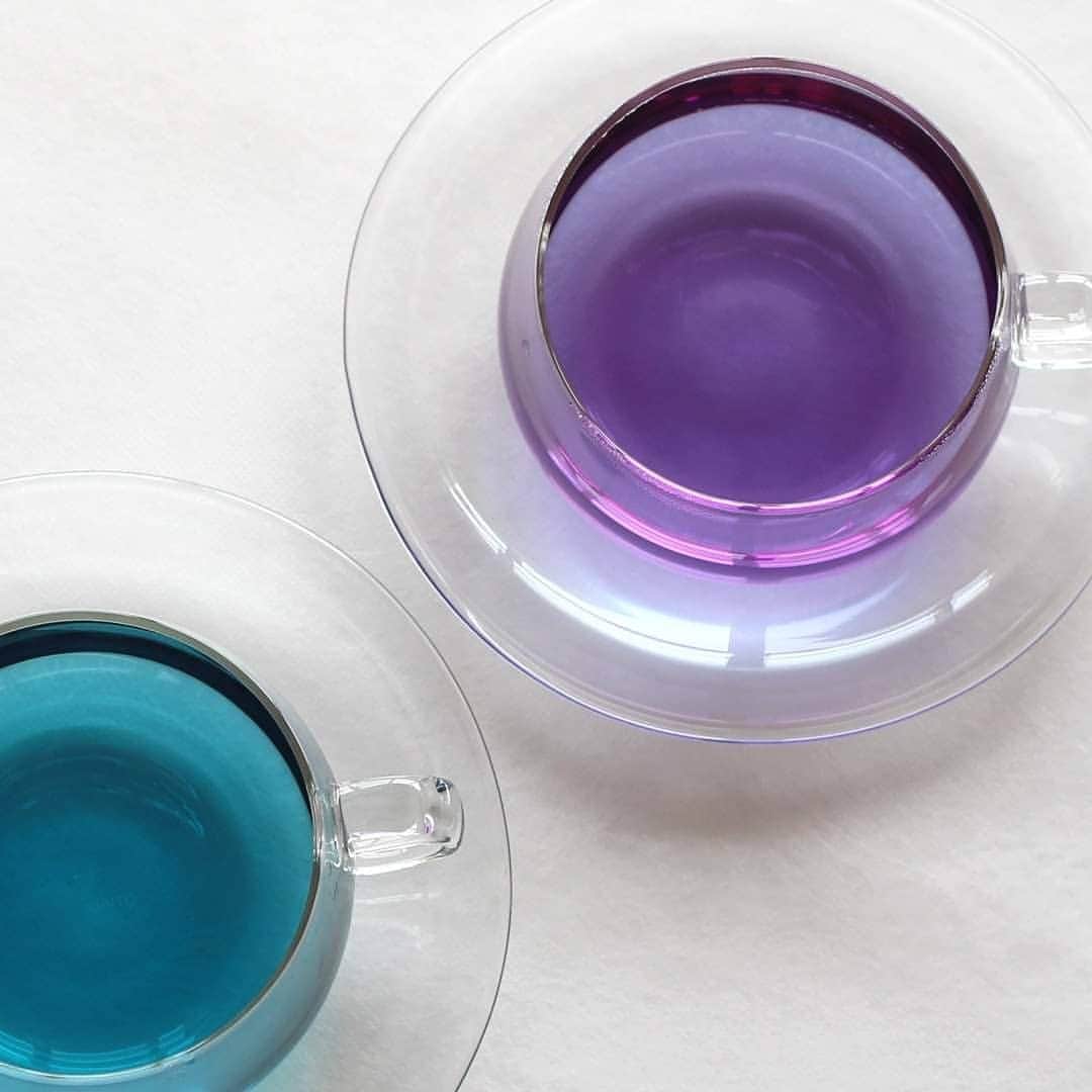 のインスタグラム：「アンチエイジング効果のあるといわれるバタフライピーのお茶を試作しました。ローズのポーションを入れると色が変わる不思議なお茶です。 . #バタフライピー #スイーツ #お茶 #ホットティー #バタフライピーティー #ハーブティー #カフェ #アンチエイジング #超豆 #スイーツ女子 #スイーツ男子 #スイーツ好きな人と繋がりたい #カフェ好き #デザート #ローズ #ローズティー #カフェ巡り #グルメ #神奈川旅行 #maholovaminds #マホロバケーション #マホロバマインズ #三浦 #三浦市 #マホロバ #三浦半島 #マホロバマインズ三浦 #三浦海岸」