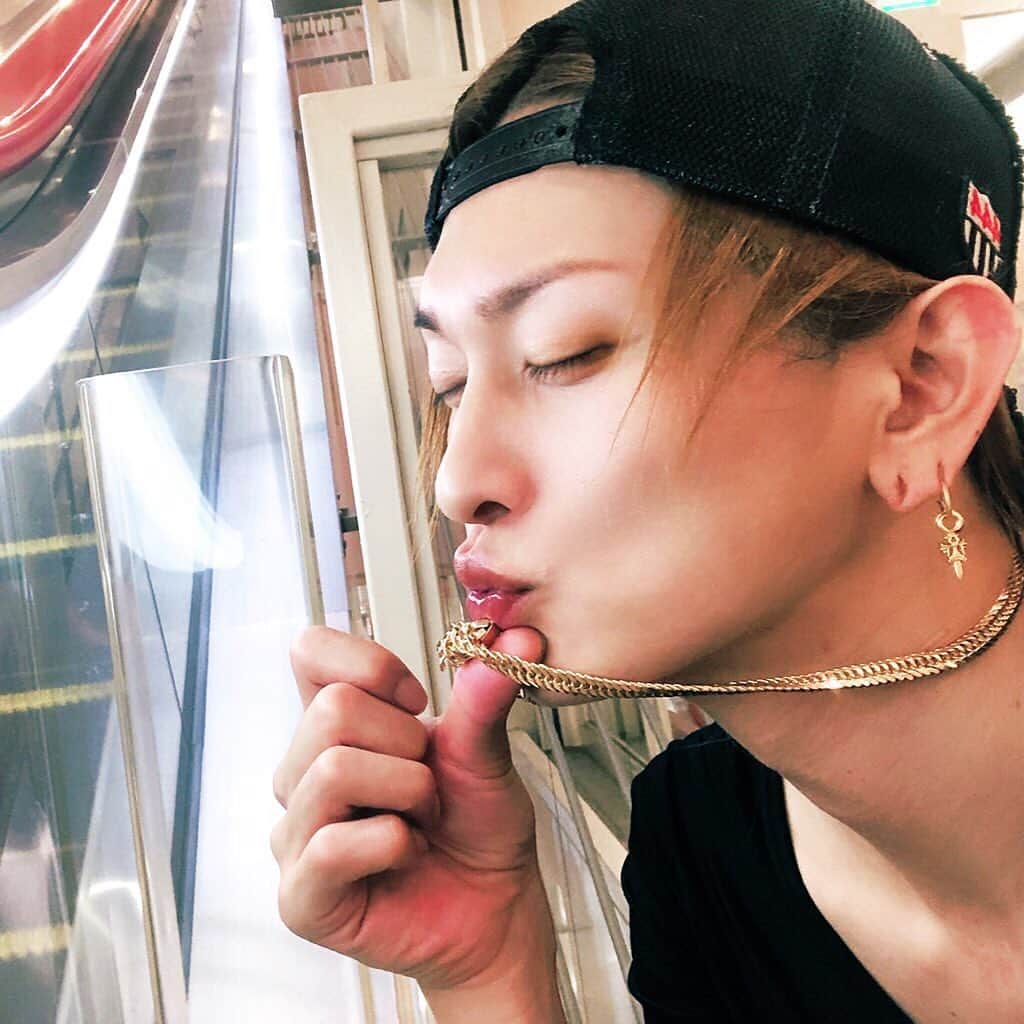 渚光さんのインスタグラム写真 - (渚光Instagram)「Hello💓😍明日28日出勤しまーす🌟 皆様是非遊びに来てください😍 でわまた🌟 #個体値100 #白い歯 #ホスト #グルダン #渚光  #歌舞伎町 #シャンパン #クロムハーツ #love #happy #fun #hair #cool #swag」11月27日 20時27分 - nagisahikaru1st