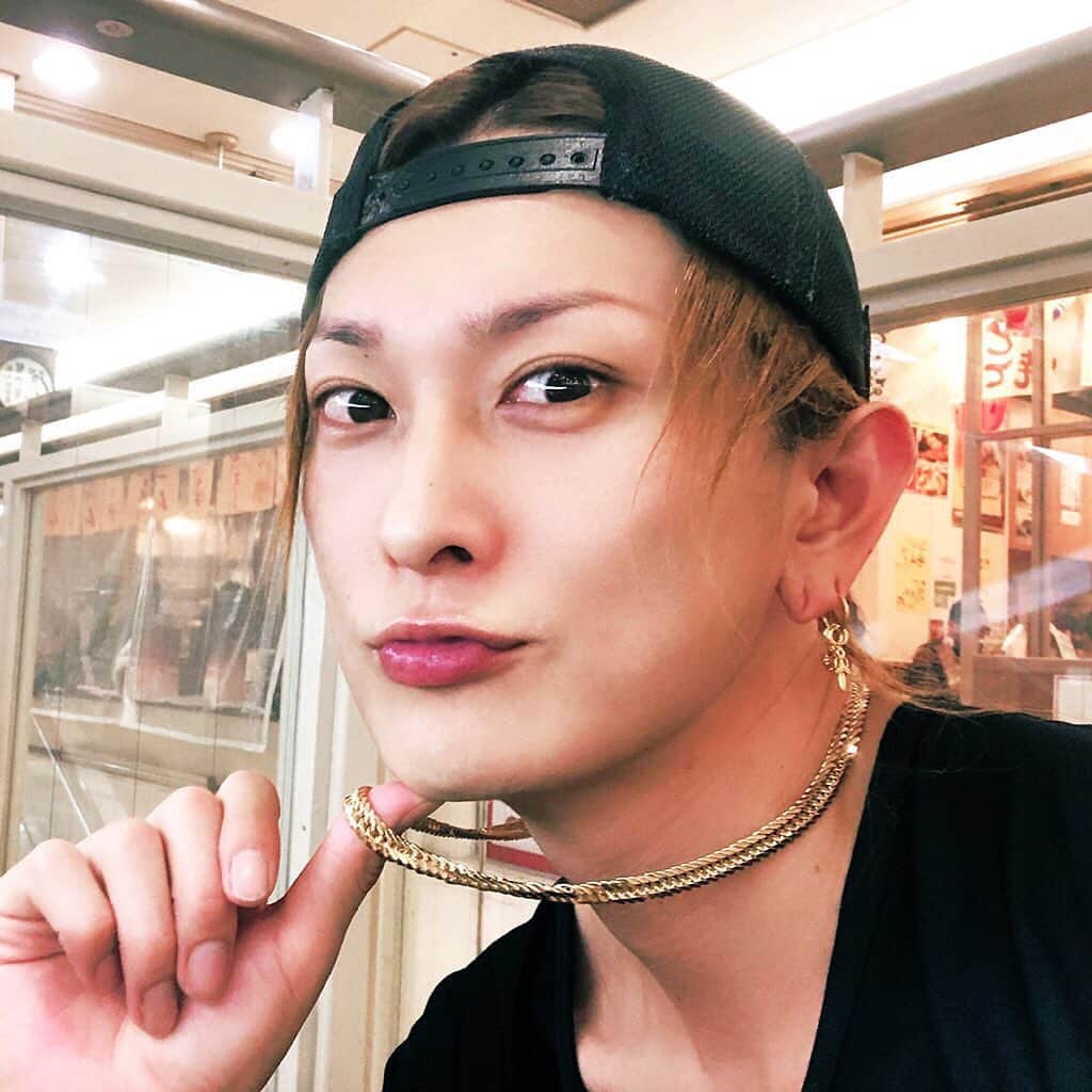 渚光さんのインスタグラム写真 - (渚光Instagram)「Hello💓😍明日28日出勤しまーす🌟 皆様是非遊びに来てください😍 でわまた🌟 #個体値100 #白い歯 #ホスト #グルダン #渚光  #歌舞伎町 #シャンパン #クロムハーツ #love #happy #fun #hair #cool #swag」11月27日 20時27分 - nagisahikaru1st