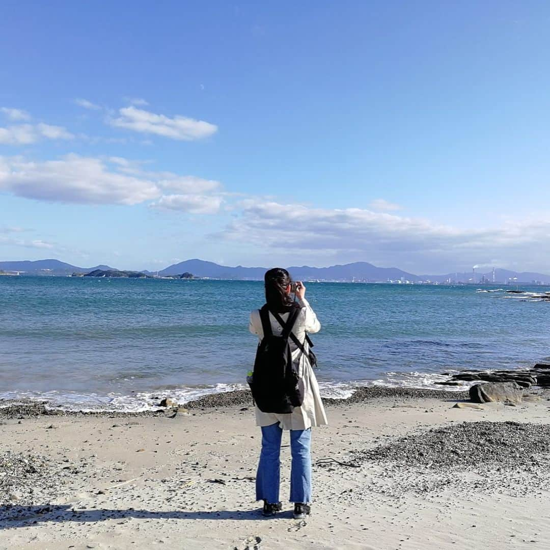 今井安紀さんのインスタグラム写真 - (今井安紀Instagram)「On Aino Island. My friend took pics of me and cats. There were also nice place to see ocean views. 猫の島「藍島」の続き。 友人が写真を撮ってくれてました。 人と絡んでいる絵の方がここの猫達の人懐こさが伝わるかと。たくさんいちゃいちゃできて幸せ。 景色などレンズデータの記載のあるものはわたしのミラーレスで撮影。 詳しいレポートや正方形に綺麗に収められなかった写真などはnoteにもUPします。 ・No.1 「さんしょうがえら」にて。青空と海とわたし、そして足元に猫。 ・No.2 「さんしょうがえら」からの景色。向こうに見えるのは多分本州。海が青い。(14mm F3.5 ワイドコンバーター付けてたかも) ・No.3 遠くにいる子を狙っていたら、撫でろと自らやってくる。パラダイスかにゃ？ ・No.4 猫に囲まれながらレンズ交換。 ・No.5 3匹に囲まれてモテモテ気分。みんなすごく良い子だった。 ・No.6 わいわいビーチにて景色を撮るわたし。ここでもやはり海も空も青い。最高。 ・No.7 わいわいビーチからの景色。向こうに見えるの、北九州工業地域かなと思ったら方角的にはこれまた本州らしい。(25mm F2.5) ・No.8 藍島は漁業の島。ということで漁船がたくさん。(25mm F2.5) ・No.9 ハイビスカス、思わず寄って撮りたくなった。(42mm F5.6 マクロコンバーター使用) ・No.10 千畳敷にて。向こうに見えるのは貝島。6世紀頃に作られた古墳群があるそう。(14mm F3.5 確かワイドコンバーター使用)  #olympus #olympuspen #olympuspenepl9 #epl9  #nofilter #photolovers #noedit #cat #catstagram #catstagram #catisland #catlover #オリンパス #オリンパスPEN #加工なし #ミラーレス一眼 #写真撮ってる人と繋がりたい #猫島 #ねこすたぐらむ #猫 #ねこ #藍島 #藍島の猫 #小倉 #海と猫 #海 #千畳敷 #ハイビスカス」11月27日 20時30分 - i_am_akinyan0826