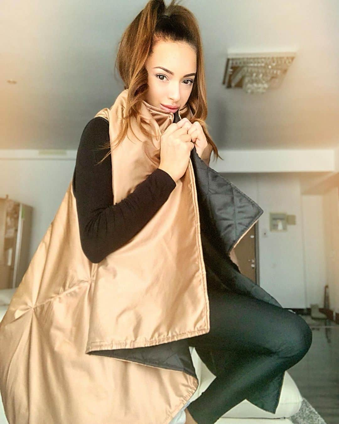 ラリサ・ヨルダケのインスタグラム：「if you are blessed with a vision stay true to it 💛 • @danadinuofficial i love this coat🥰」