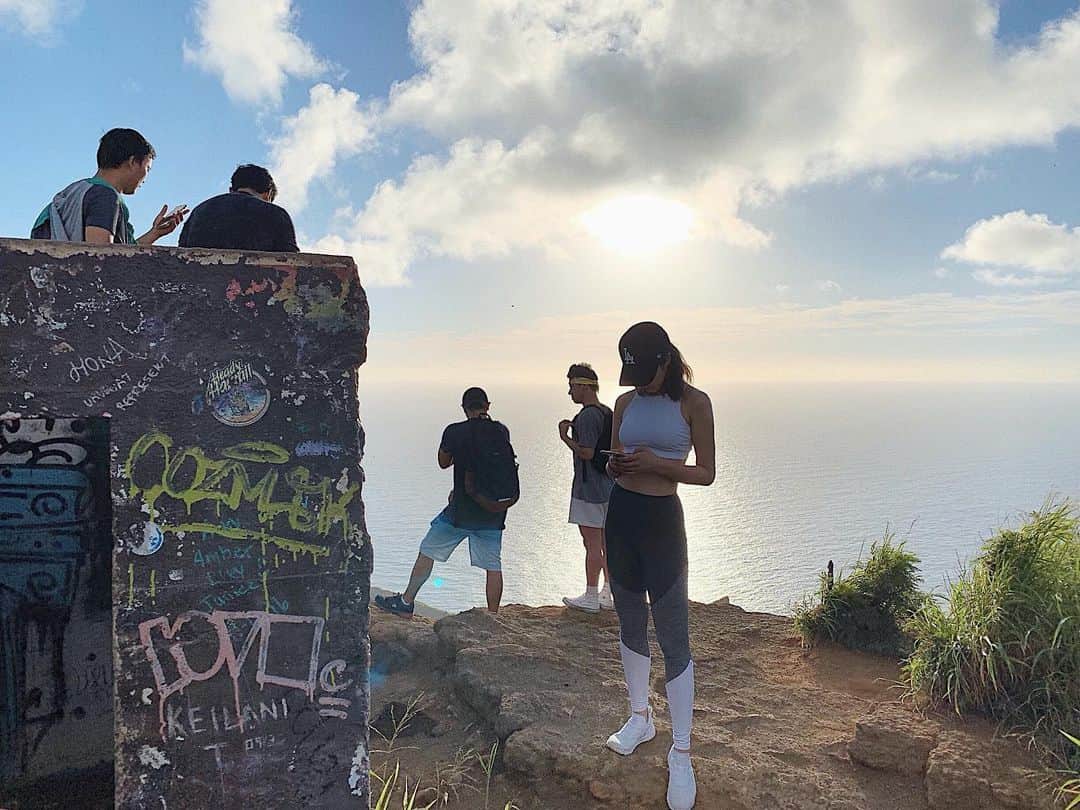 森山菜々のインスタグラム：「✯ あぁーーーhawaii行きたいなぁーー🐚💭 トレッキングはココヘッドがお決まり⛰⛰✨ (1年前登ったとき軽々余裕で登りすぎて周りメンズだらけ) そんなわたしは先週、急にぎっくり腰になってコルセット生活中です🦿🦐 今からの時期寒くなったらぎっくり多いみたいやけんみんな気をつけてください😭笑　ほんとにまっったく動けなくなります。 #hawaii #kokohead #kokoheadtrail  #ハワイ #ココヘッド #ココヘッドトレイル」