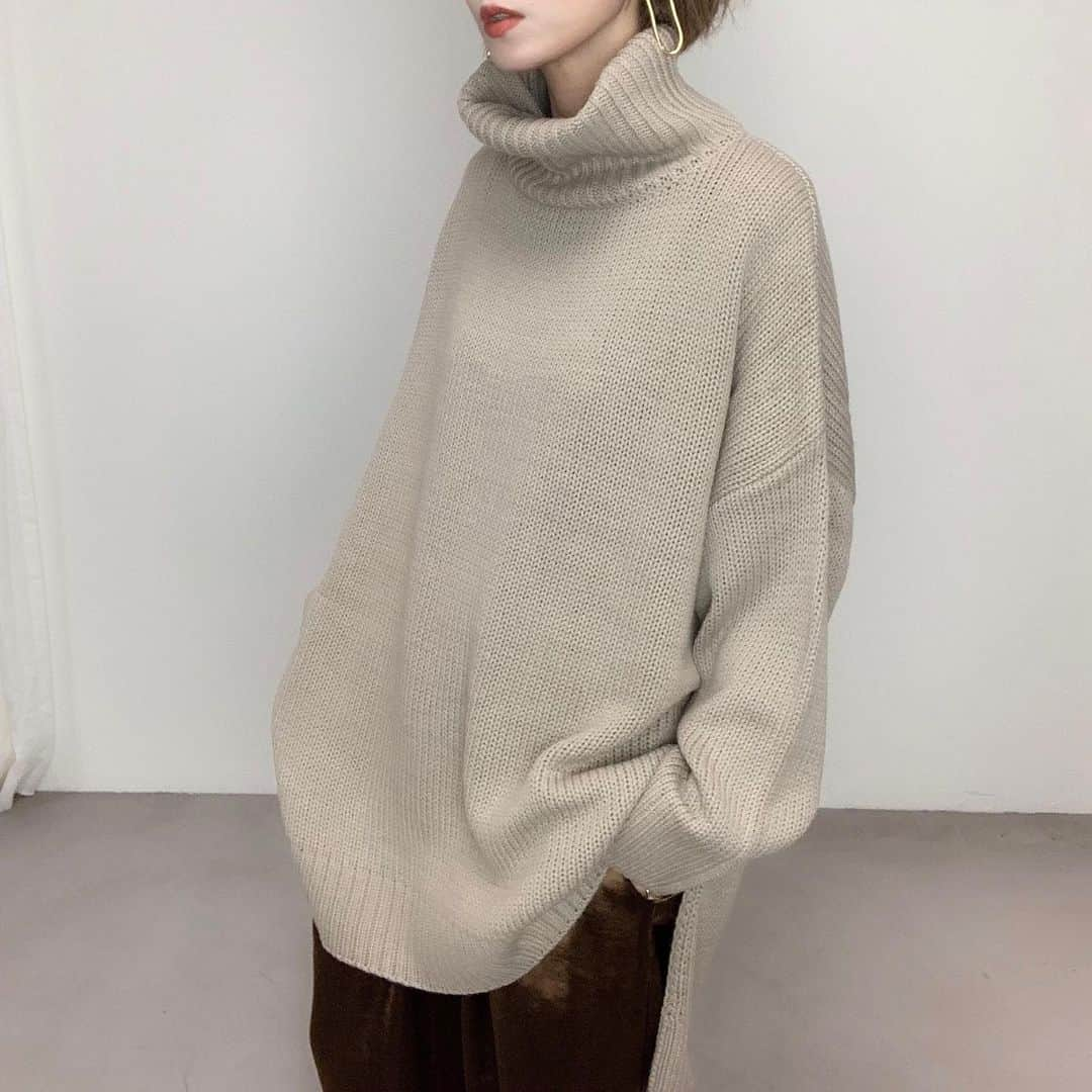 CONFIDENCE akinaさんのインスタグラム写真 - (CONFIDENCE akinaInstagram)「・ 新作です🕊 ▷ハイネックタートルチュニックKnit/ベージュ ゆったりオーバーサイズのハイネックニットです. こちら先週のインスタライブでもチラ見せしました♡ しっかりとしたニットで ちくちく感はありません◎ 前後差のある着丈が可愛いです. ・ ・ nailは先日 @tkc0925 さんにしてもらいました♡ ・ ・ 今週、金曜日21時販売です🌿 ・ ・ @cft__official  cft. staff snap載せてます♡ ・ ・ 公式LINE▶︎@viu2043z (アットマークから) ・ ・ #selectshop_cft #プチプラファッション #プチプラ #ユニクロ #ユニジョ #ファッション #コーディネート #コーデ #ザラ #ザラジョ #今日のコーデ #今日の服 #きょコ #お洒落さんと繋がりたい#おしゃれさんと繋がりたい#低身長コーデ #置き画くら部 #大人カジュアル #ニット #ニットコーデ #タートルネック #タートルネックニット #タートルニット #タートル #ハイネック #ハイネックニット #ベージュコーデ #ベージュ族 #ワントーンコーデ #ネイル」11月27日 20時42分 - akina128s