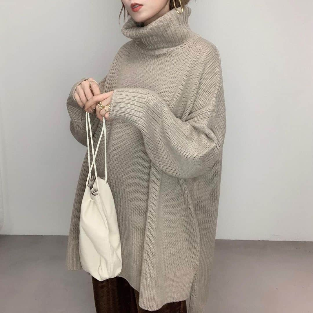 CONFIDENCE akinaさんのインスタグラム写真 - (CONFIDENCE akinaInstagram)「・ 新作です🕊 ▷ハイネックタートルチュニックKnit/ベージュ ゆったりオーバーサイズのハイネックニットです. こちら先週のインスタライブでもチラ見せしました♡ しっかりとしたニットで ちくちく感はありません◎ 前後差のある着丈が可愛いです. ・ ・ nailは先日 @tkc0925 さんにしてもらいました♡ ・ ・ 今週、金曜日21時販売です🌿 ・ ・ @cft__official  cft. staff snap載せてます♡ ・ ・ 公式LINE▶︎@viu2043z (アットマークから) ・ ・ #selectshop_cft #プチプラファッション #プチプラ #ユニクロ #ユニジョ #ファッション #コーディネート #コーデ #ザラ #ザラジョ #今日のコーデ #今日の服 #きょコ #お洒落さんと繋がりたい#おしゃれさんと繋がりたい#低身長コーデ #置き画くら部 #大人カジュアル #ニット #ニットコーデ #タートルネック #タートルネックニット #タートルニット #タートル #ハイネック #ハイネックニット #ベージュコーデ #ベージュ族 #ワントーンコーデ #ネイル」11月27日 20時42分 - akina128s