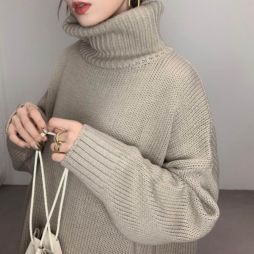 CONFIDENCE akinaさんのインスタグラム写真 - (CONFIDENCE akinaInstagram)「・ 新作です🕊 ▷ハイネックタートルチュニックKnit/ベージュ ゆったりオーバーサイズのハイネックニットです. こちら先週のインスタライブでもチラ見せしました♡ しっかりとしたニットで ちくちく感はありません◎ 前後差のある着丈が可愛いです. ・ ・ nailは先日 @tkc0925 さんにしてもらいました♡ ・ ・ 今週、金曜日21時販売です🌿 ・ ・ @cft__official  cft. staff snap載せてます♡ ・ ・ 公式LINE▶︎@viu2043z (アットマークから) ・ ・ #selectshop_cft #プチプラファッション #プチプラ #ユニクロ #ユニジョ #ファッション #コーディネート #コーデ #ザラ #ザラジョ #今日のコーデ #今日の服 #きょコ #お洒落さんと繋がりたい#おしゃれさんと繋がりたい#低身長コーデ #置き画くら部 #大人カジュアル #ニット #ニットコーデ #タートルネック #タートルネックニット #タートルニット #タートル #ハイネック #ハイネックニット #ベージュコーデ #ベージュ族 #ワントーンコーデ #ネイル」11月27日 20時42分 - akina128s