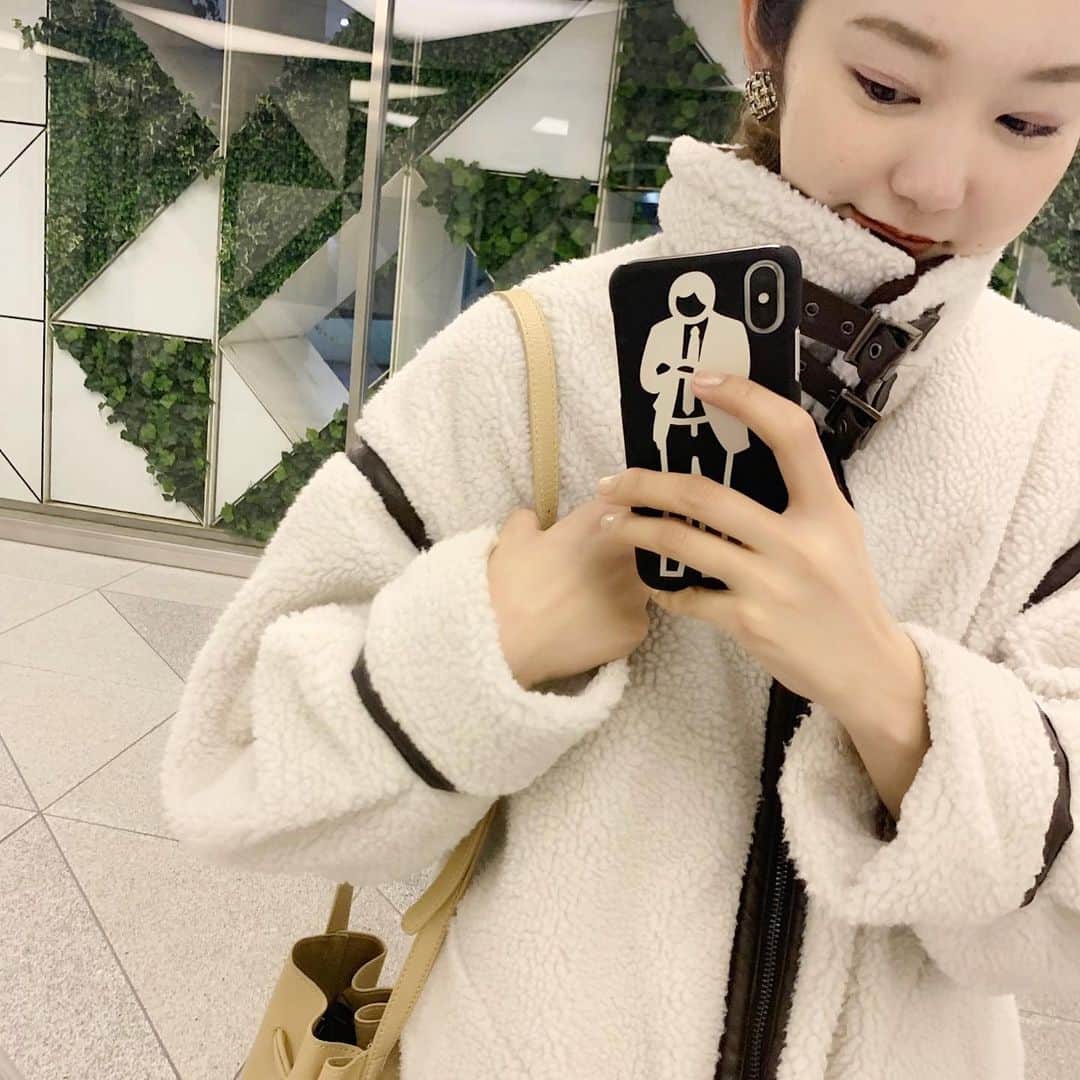 mina hinokuchiさんのインスタグラム写真 - (mina hinokuchiInstagram)「. 寒くなってきてからこのアウターばっかり🌙 軽いし、襟を閉めて着るのがお気に入り！ 可愛い上にストールいらずで暖かい〜っ♡ . #whoswhochico #salonbychico #salonbychico_yokohama #ボアジャケット #ムートン風ボアフライトジャケット」11月27日 20時52分 - miiinah