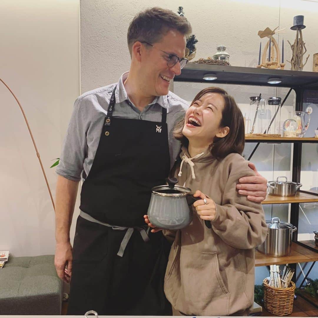 猪鼻ちひろさんのインスタグラム写真 - (猪鼻ちひろInstagram)「😋🧂🇩🇪﻿ ドイツに先日行ったばかりなので、色んなことを思い出してウキウキしながら﻿、ドイツNo.1のキッチン＆テーブルウェアブランドのWMFの新作発表会へ。﻿ ﻿ ドイツ人シェフのマーカスボスさんに目の前で料理を教えて頂き、試食もさせていただきました。どれも美味しかった〜！﻿ ﻿ この2枚目の新製品のマルチポットがすごく便利な形で、 炊く. 煮る. 焼く. 揚げる...など色々な調理にも使えるし、油はねも少なそうなので揚げ物もお家でやりたくなるよね〜と盛り上がりました。﻿ ﻿ これ、本当に欲しい😫❣️﻿ クリスマスプレゼントとかにキッチン用品も嬉しいよね？ わたし、とても喜びますよ！←﻿ #誰宛のアピールなん？#結局自分で買うやつ🎅🏻﻿ #そんな私になんとまぁ景品が当たったよ！　 #塩胡椒入れが当たったよ🧂 #昔からクジ運結構よいけどみんなの前に出るのちょっと緊張」11月27日 20時53分 - inohanachihiro