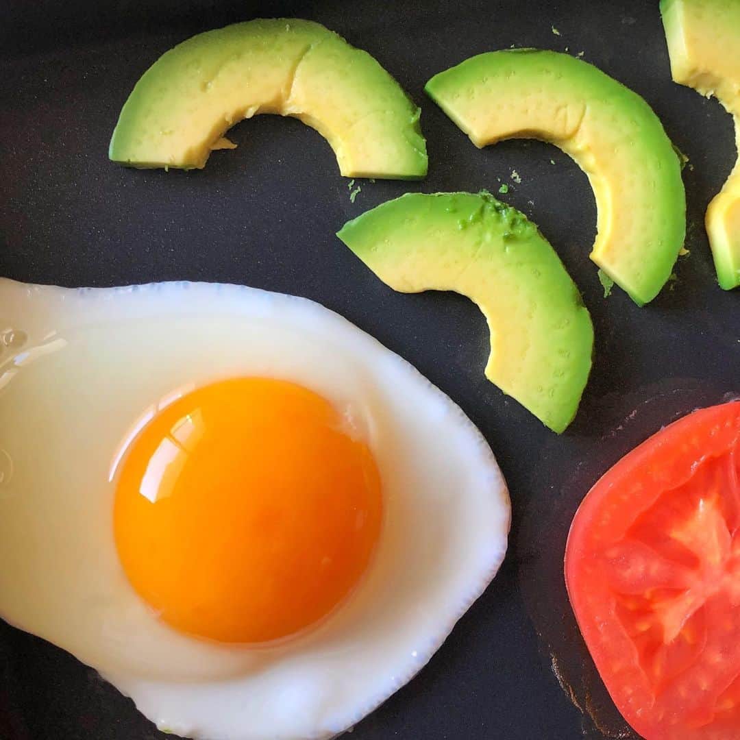 小鳥遊しほさんのインスタグラム写真 - (小鳥遊しほInstagram)「オープンホットサンドパーティー🍳ソーセージとか野菜とか好きなものを焼いてパンに乗せてケチャップどはどばかけて食べる。シンプル&ジャンク🧑‍🍳子供とかいたら喜びそうなパーティー😂🎉 . レコルトさんのホームBBQ(この赤い蓋付きのホットプレート！)を使うとホムパが一気におしゃれになるからすばらしい🍷 . そんなレコルトさん( @recolte_official )が10周年プレゼントキャンペーンを開催中なので調理家電に興味があるひとは要チェック‼️💁‍♂️ ------------------------------ ◼️応募期間 11月11日（月）〜12月8日（日） . ◼️応募方法 ①@recolte_officialをフォロー ②該当投稿に「いいね！」 ③「色みくじ」サイトへ飛ぶ。 （@recolte_officialのプロフィールリンクから飛べます！） ④色みくじをひく。 ⑤ラッキー家電の「応募」へ。 ⑥応募要項に記入して完了！ . ◼️当選発表 当選された方には、インスタグラムの ダイレクトメッセージから連絡が届きます！ ------------------------------ .  #recolte  #レコルト  #プレゼント  #キャンペーン  #ラッキーアイテム  #PR」11月27日 20時46分 - shihotakanashi