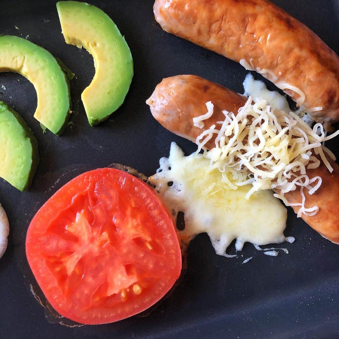 小鳥遊しほさんのインスタグラム写真 - (小鳥遊しほInstagram)「オープンホットサンドパーティー🍳ソーセージとか野菜とか好きなものを焼いてパンに乗せてケチャップどはどばかけて食べる。シンプル&ジャンク🧑‍🍳子供とかいたら喜びそうなパーティー😂🎉 . レコルトさんのホームBBQ(この赤い蓋付きのホットプレート！)を使うとホムパが一気におしゃれになるからすばらしい🍷 . そんなレコルトさん( @recolte_official )が10周年プレゼントキャンペーンを開催中なので調理家電に興味があるひとは要チェック‼️💁‍♂️ ------------------------------ ◼️応募期間 11月11日（月）〜12月8日（日） . ◼️応募方法 ①@recolte_officialをフォロー ②該当投稿に「いいね！」 ③「色みくじ」サイトへ飛ぶ。 （@recolte_officialのプロフィールリンクから飛べます！） ④色みくじをひく。 ⑤ラッキー家電の「応募」へ。 ⑥応募要項に記入して完了！ . ◼️当選発表 当選された方には、インスタグラムの ダイレクトメッセージから連絡が届きます！ ------------------------------ .  #recolte  #レコルト  #プレゼント  #キャンペーン  #ラッキーアイテム  #PR」11月27日 20時46分 - shihotakanashi