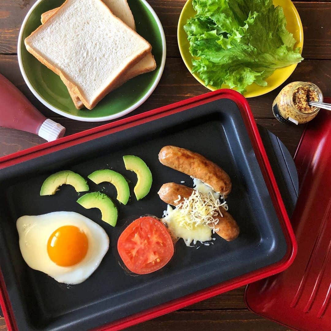 小鳥遊しほのインスタグラム：「オープンホットサンドパーティー🍳ソーセージとか野菜とか好きなものを焼いてパンに乗せてケチャップどはどばかけて食べる。シンプル&ジャンク🧑‍🍳子供とかいたら喜びそうなパーティー😂🎉 . レコルトさんのホームBBQ(この赤い蓋付きのホットプレート！)を使うとホムパが一気におしゃれになるからすばらしい🍷 . そんなレコルトさん( @recolte_official )が10周年プレゼントキャンペーンを開催中なので調理家電に興味があるひとは要チェック‼️💁‍♂️ ------------------------------ ◼️応募期間 11月11日（月）〜12月8日（日） . ◼️応募方法 ①@recolte_officialをフォロー ②該当投稿に「いいね！」 ③「色みくじ」サイトへ飛ぶ。 （@recolte_officialのプロフィールリンクから飛べます！） ④色みくじをひく。 ⑤ラッキー家電の「応募」へ。 ⑥応募要項に記入して完了！ . ◼️当選発表 当選された方には、インスタグラムの ダイレクトメッセージから連絡が届きます！ ------------------------------ .  #recolte  #レコルト  #プレゼント  #キャンペーン  #ラッキーアイテム  #PR」