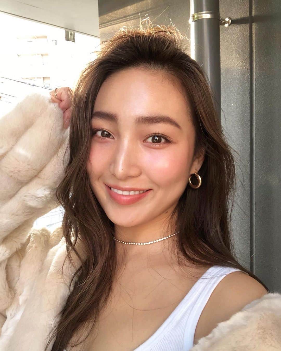 のインスタグラム：「“un” cover-up cream foundation🥀💫 @rmsbeautyjapan @rmsbeauty  #rmsbeauty の新しいクリームファンデ最高すぎて、メイクが楽しい。またちゃんと撮って載せる♡ 小指の爪半分くらいの少量で全体カバーできるからコスパもいい👍🏼 顔の中心からブラシで伸ばして、よりカバーしたいところはスポンジで優しくたたいてなじませるのがおすすめ。 少しパウダーを重ねてセミマットに仕上げても、厚塗り感なしでつるんっとハリのある肌。 乾燥からも守られてファンデ塗ってる方が肌のコンディションもどんどんよくなる✨ 素肌底上げファンデ🤓  #rmsbeautyjapan  #uncoverupcreamfoundation  #lessismore  #ナカセコスメ」