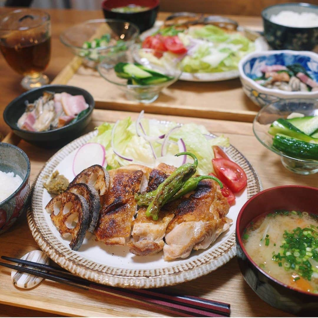 佐藤優里亜さんのインスタグラム写真 - (佐藤優里亜Instagram)「最近は息子の食欲がすごいので、沢山食べてくれるとワクワクします。😂 ・ いっぱい食べて大きくな〜れ〜！ ・ ✔︎チキンと蓮根の柚子胡椒添え ✔︎サラダ ✔︎牡蠣とベーコンとほうれん草のオイル蒸し ✔︎きゅうりの一本漬け ✔︎具沢山味噌汁 ✔︎ご飯 ・ #本日の晩御飯#今日のごはん#食べ物インスタになってしまう#ゆりあごはん」11月27日 20時48分 - yuriang_