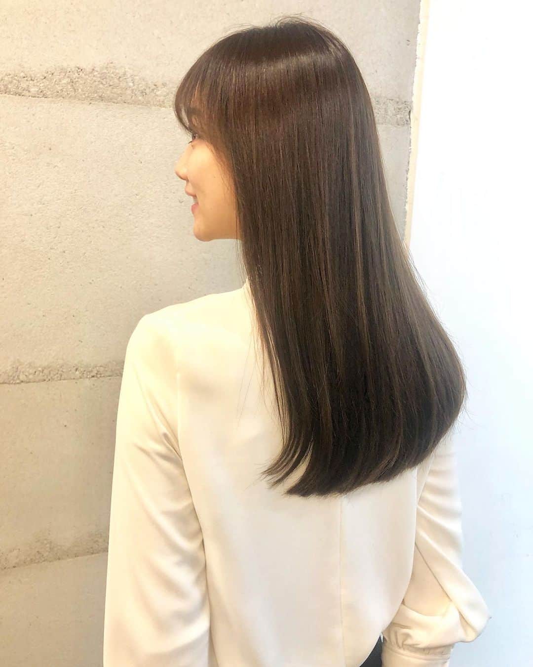 海野ナルのインスタグラム：「2枚ともノン加工✨ 質感や色が分かると思います♡ 透明感カラーにしてもらいました😆 痛んだ毛先カットとトリートメント✨ 本当にお気に入りの美容院💇‍♀️✨ 思ったとおりになる〜♡ いつもありがとうございます😊 #フォンズ #fons #美容院 #青山美容院 #表参道美容室」