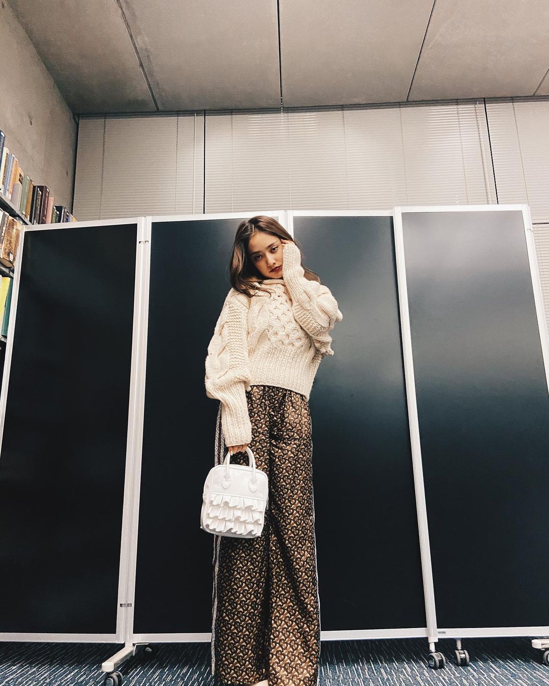 谷まりあさんのインスタグラム写真 - (谷まりあInstagram)「Today’s me 🤤❤️ とってもお気に入りなニット🥺❤️ Tops @etretokyo  Pants @burberry  Bag @commedesgarcons  Boots @searoomlynn_official」11月27日 21時02分 - mariaaaa728