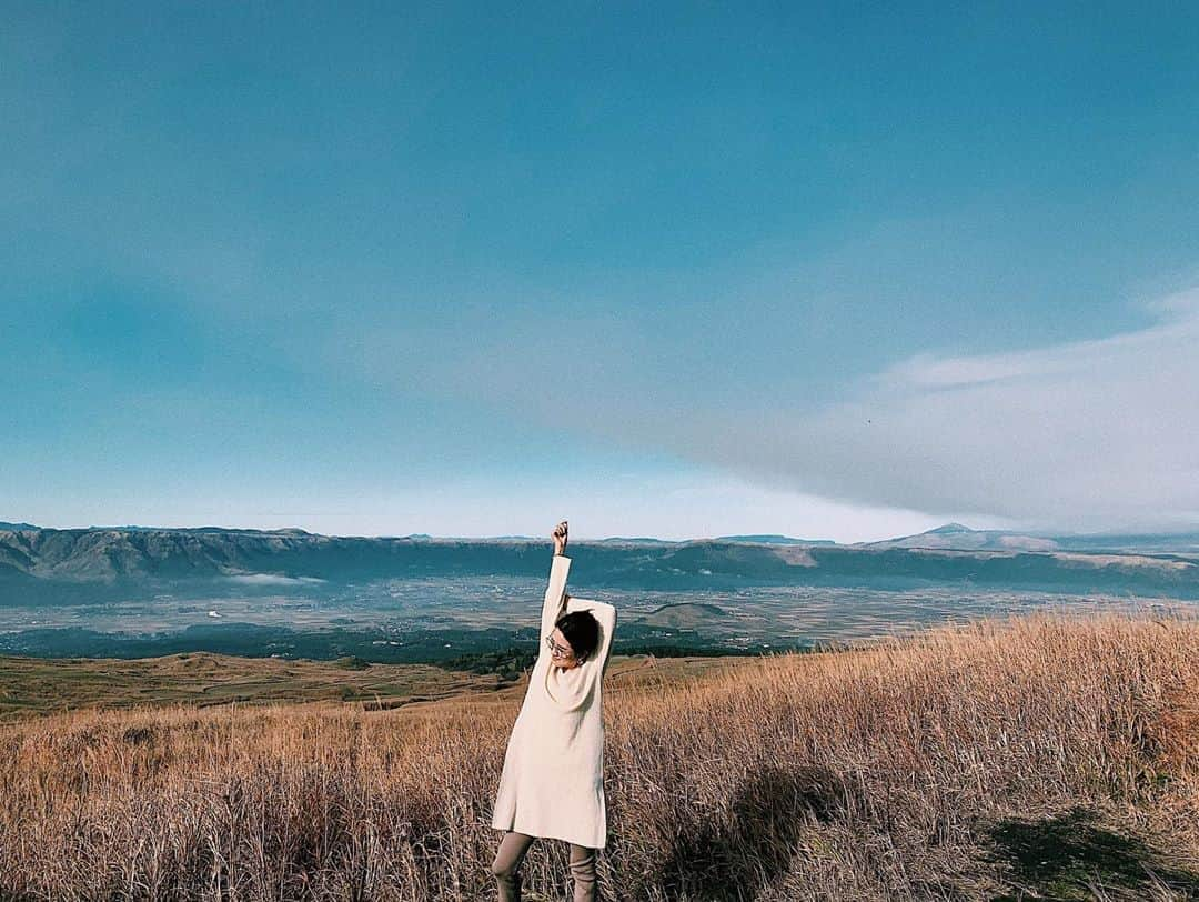 曽田茉莉江さんのインスタグラム写真 - (曽田茉莉江Instagram)「ダイナミックな自然にてパワーチャージしてきました🐎⛰大自然とか大好きなのですが、お恥ずかしいことに虫さんが苦手でして…くっついてきた際には大自然に私の悲鳴が響き渡ります…はぁ。克服したいけど…難易度が……虫さんより何倍も大きいのに完敗です。克服できる強さが欲しいものです…🥺 さて！そんなことよりここの大自然！！どこだかお分かりになられる方はいらっしゃいますか？🙋‍♀️🙋‍♀️この写真だけでわかったら本当にすごい😳😳普段ビルに囲まれてるからこそ、こういう大自然のところに行けたときは、自然と呼吸も深くなりますね🌿とても良いリフレッシュでした😌☀️ #大自然 #自然が好き #山#⛰ #馬 #🐎 #牛 #🐄 #パワースポット #エネルギー #秋コーデ #fashion」11月27日 20時56分 - marie_soda_