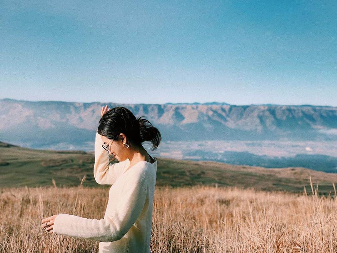 曽田茉莉江さんのインスタグラム写真 - (曽田茉莉江Instagram)「ダイナミックな自然にてパワーチャージしてきました🐎⛰大自然とか大好きなのですが、お恥ずかしいことに虫さんが苦手でして…くっついてきた際には大自然に私の悲鳴が響き渡ります…はぁ。克服したいけど…難易度が……虫さんより何倍も大きいのに完敗です。克服できる強さが欲しいものです…🥺 さて！そんなことよりここの大自然！！どこだかお分かりになられる方はいらっしゃいますか？🙋‍♀️🙋‍♀️この写真だけでわかったら本当にすごい😳😳普段ビルに囲まれてるからこそ、こういう大自然のところに行けたときは、自然と呼吸も深くなりますね🌿とても良いリフレッシュでした😌☀️ #大自然 #自然が好き #山#⛰ #馬 #🐎 #牛 #🐄 #パワースポット #エネルギー #秋コーデ #fashion」11月27日 20時56分 - marie_soda_