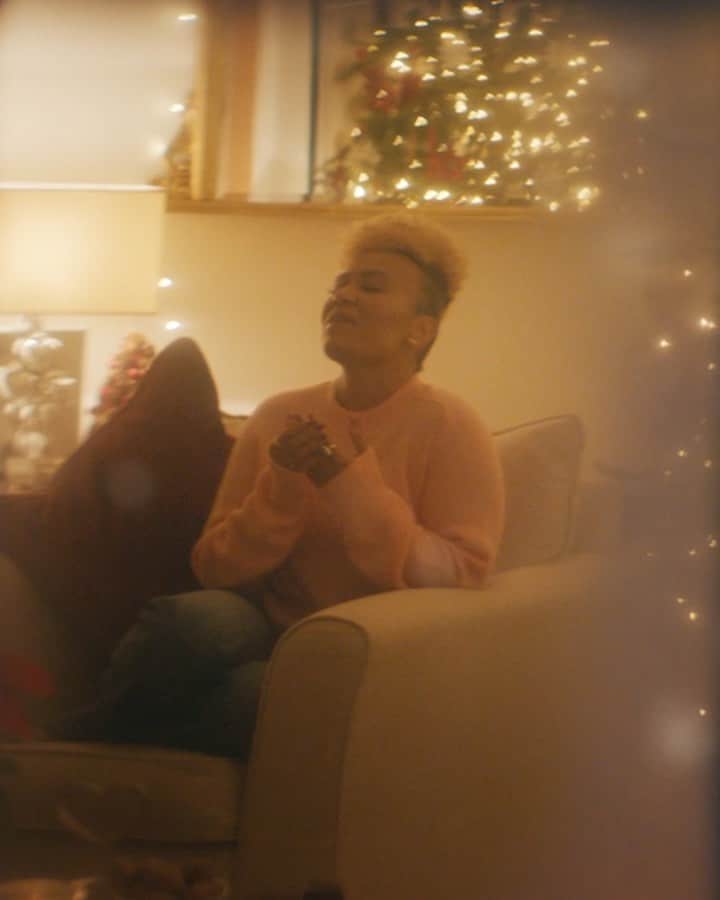 Emeli Sandéのインスタグラム：「Getting in the Christmas spirit for the Merry Christmas, Darling video with @timidakolo! Both the video and the album are out now 💫」