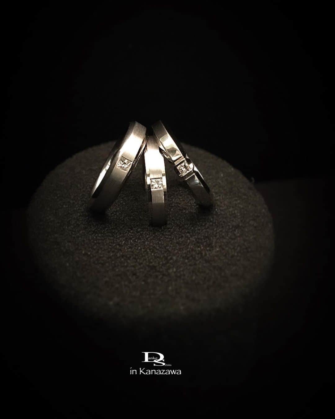 Danke schön ダンケ 金沢 結婚指輪 鍛造さんのインスタグラム写真 - (Danke schön ダンケ 金沢 結婚指輪 鍛造Instagram)「・ ・ ・ 似てるけど違うシリーズ 👍🏻✌🏻🤟🏻 ・ ・ 共通点は四角いDia そして 重ね使いしやすいRing ・ ・ 何がどぅ⁉︎ 違うか 分かります？ ・ ・ 3本それぞれを ・ ・ タシテ ニデ ワル　と🙌🏻 ・ ・ 次から次へと 選択肢が生まれます。 ・ ・ こうしたい！ こんな感じだったら…!など 思ったら🙌🏻 ・ ・ 遠慮なくご相談ください。 ・ ・ 遠慮している方が1番理想の 指輪との出会いに遠回り ・ ・ もしかしたら⁉︎あるのに 見ずにいるかも知れませんよ。🤭 ・ ・ 🇩🇪クリスチャンバウアーは 店頭にご用意しているデザインが 全てでは無いですから…本当に ご相談くださいね🙇🏻‍♂️ ・ ・ ・ 鍛造削り出し 🇩🇪クリスチャンバウアー 専門店 『  Danke schön 』 ・ ・ ・ ——Danke————————————— ▪︎トップページ 🔜 @danke2005 ———————————schön———— ・ ・ ・ #クリスチャンバウアー #ドイツ製 #金沢 #christianbauer_kanazawa #クリスチャンバウアー金沢 #金沢結婚指輪 #結婚指輪 #婚約指輪 #指輪 #北陸花嫁  #結婚指輪選び  #鍛造 #ダイヤモンドリング　#プラチナリング #結婚指輪探し #ポルシェ #メルセデスベンツ #金沢クリスチャンバウアー  #大人セレクト #セットアップ #結婚記念日 #切削 #ポリッシュ #結婚指輪金沢  #結婚指輪探し  #2020春婚 #福井結婚指輪 #富山結婚指輪 #メンズリング #マリッジリング ------------------------------------------- 鍛造削り出し 🇩🇪クリスチャンバウアー 専門店 『  Danke schön 』 ・ • 営業時間 am11:00〜pm9:00 • 定休日 : 木曜日 • 駐車場 : 店舗前OK • ご予約 : 優先 ・ ・ ——Danke————————————— ▪︎トップページ 🔜 @danke2005 ———————————schön————」11月27日 21時00分 - danke2005
