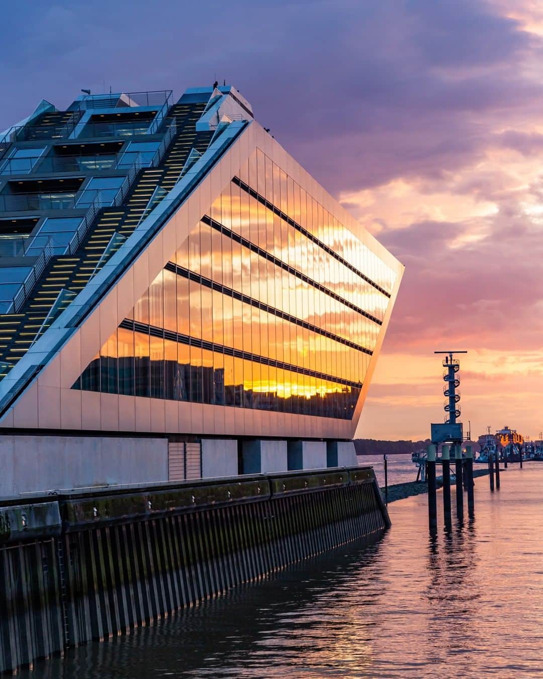 ルフトハンザさんのインスタグラム写真 - (ルフトハンザInstagram)「What looks like a giant ship is the modern office building “Dockland” overlooking the Elbe. #Lufthansa #FlyToHamburg #Hamburg」11月27日 21時00分 - lufthansa