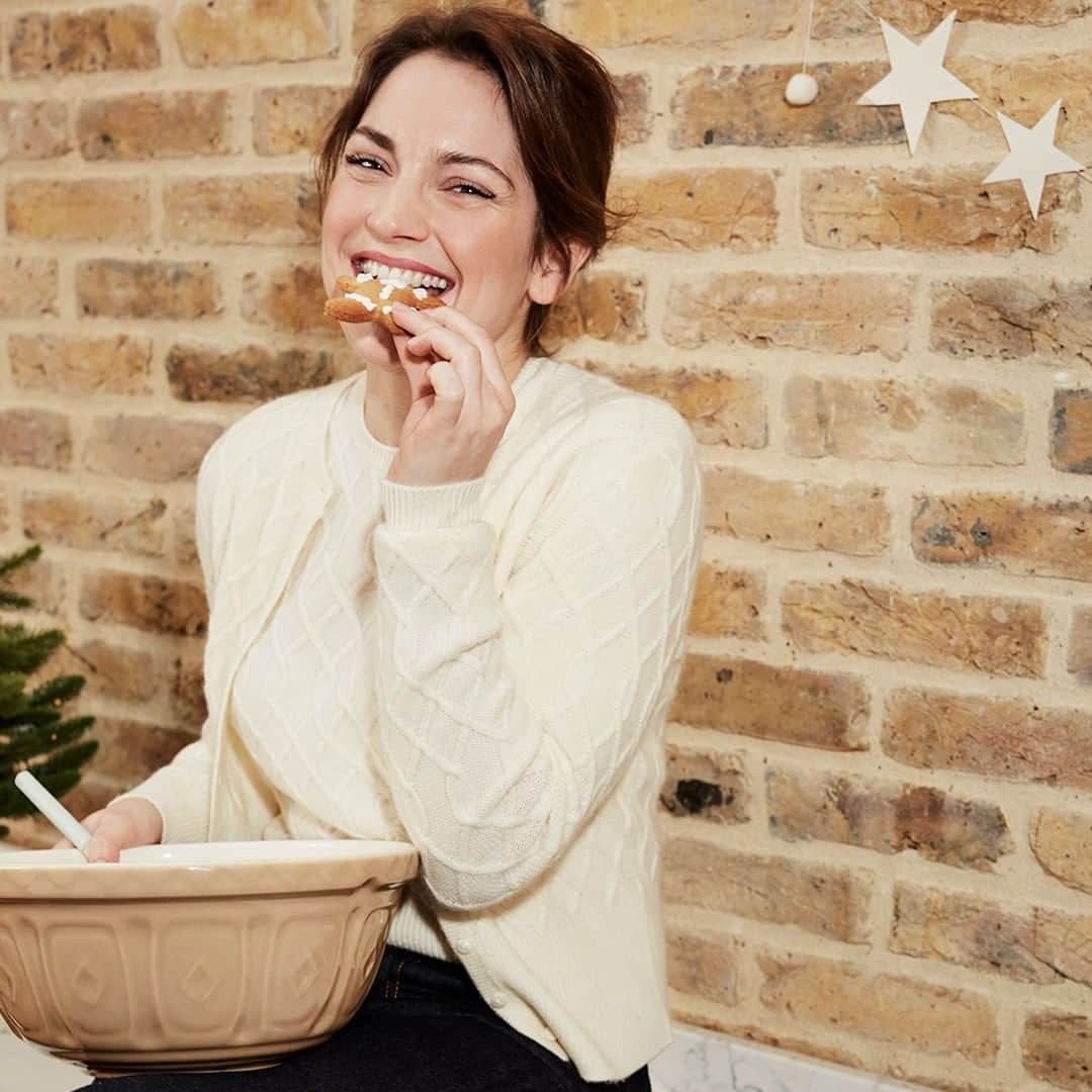 のインスタグラム：「Whether you’re a novice or a pro, the smell of homemade treats will be sure to lift the Christmas cheer in any home.  A firm favourite tradition for our Menswear buyer, Sophie. ⁠ ⁠ Elevate your Christmas rituals in elegant layers, such as our coordinating wool-cashmere cable top and cardigan. ⁠ ⁠ Tap the link in our bio to shop our Jaeger Christmas Edit #jaegerstyle #seasonofthegift ⁠ ⁠」