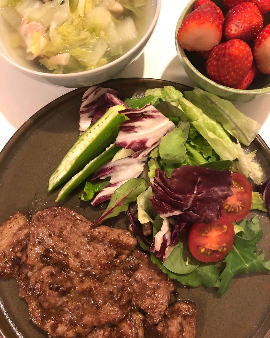 のインスタグラム：「月曜日の夕飯。  月曜日はちょっと予定があったので、家に戻ってもドタバタ！  でもすみれの生ラーメンがあったので、たまにはラーメンご飯もいいかな〜と話してて（笑）  きっと一人暮らしだったら、本当にそれだけだと思うけど、いちお豚肉を塩胡椒して焼いて、バルサミコとバターときび砂糖でソースを作ったもの、サラダ、白菜としめじと豚肉と玉ねぎの中華スープ、苺も(o^^o)  2枚目は昨日のお弁当！  姫の好きなプルコギと、人参ナムル、オクラの梅カツオ和え、トマト、ウィンナー、だし巻き卵です。  3枚目は最近買った漫画( ^ω^ )  ちょっと気になって読み出した、私の少年。  あ〜漫画の世界って広すぎて楽しくて抜けれない〜（笑）  #甘糟ご飯#ご飯#昼ごはん#ランチ#ランチボックス#弁当#曲げわっぱ#わっぱ弁当 #夕飯#家ご飯#漫画#漫画好き#コミック#japanese#japanesestyle #japanesefood #japanesecomic」