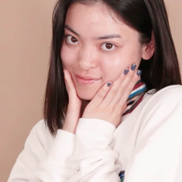 のインスタグラム：「自然派スキンケアを使った、小顔マッサージ💆🏻‍♀️✨ 人気ヘアメイクアップアーティスト @annashimazaki.com77 がメイクレシピをレクチャー！ @artq_organics @argital_japan @corefit_bbyc @femmue_japan @amritara_official を使ったチュートリアル動画は、プロフィールのリンクからチェックして✔️ #getthelook #getthelookwithanna #メイクチュートリアル #tutorialmakeup #voguegirl」