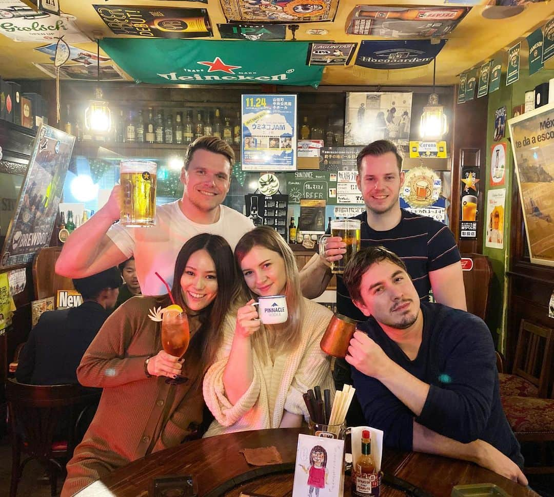 Chiakiさんのインスタグラム写真 - (ChiakiInstagram)「Irish bar with the funniest YouTubers.😆 Thank you for looking after us, Chris and Sharla! The amazing experiences we had in Tohoku will be on YouTube Channel next month!  YouTuberの集い💚東北は、クリスとシャーラが3日間も案内してくれたよ！本当にありがとう🧡動画は（編集に時間かかるけど）、12月に公開しますね！お楽しみに😍 @abroadinjapan  日本の事をシネマチックに動画を作っていて、映画みたいなYouTubeチャンネル💓 @heyitssharla  シャーラも日本の事を話題に動画を作ってるよ！オススメの美容ケアーとか、日常ブログを出してるよ💓是非観てね！ @chiakiinengland  わし。 @wickio  クールに見えて、全く違う。ふざけるのが好きな優しい彼氏さん❤️❤️ @basheemskerk_89  こちらもクールに見えるけど、得意はクッキーモンスターの真似😂」11月27日 21時04分 - chiakiinengland