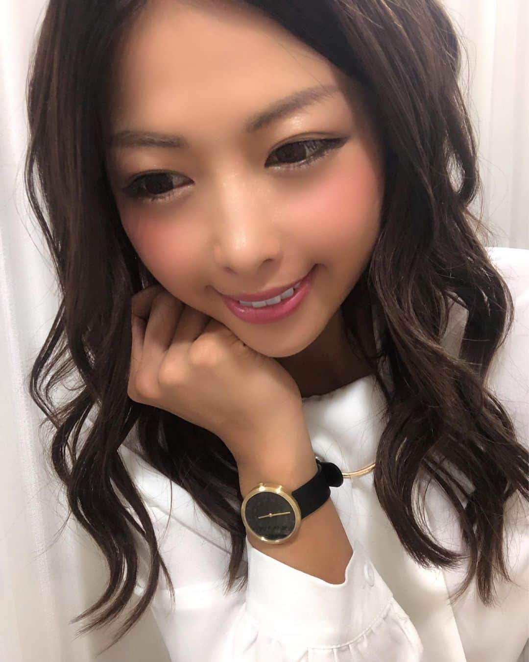 あおい夏海さんのインスタグラム写真 - (あおい夏海Instagram)「こんばんは❤️ 今夜のサービスアップショット🍒 . @mavenjapan の新しい時計get💓 ブラックxゴールド✨ シンプルでカッコイイからどの服にも使いやすい✨ . @mavenjapan の時計 クーポンコード【natsu1118】で10%offになるよ✨ よかったら使ってね😆 . . 今日はゴルフコンペで、 寒かったけど、 色々楽しかった1日でした！！ ゴルフ最高💓 . 明日も撮影で4時起きだから 今日は早く寝ないと！！ . . 皆さん、 最近寒くなってきていますので、 風邪ひかないように、暖かくして寝てくださいね🥰 . それから 今日もYouTubeアップしました🎵 見てねーー✨ チャネル登録もよろしくお願いします🥰❤️ .  プロフィールのURLから見れます🎵 チャンネル登録もぜひよろしくお願いします❤️ . . 🌼テレビ出演のお知らせ🌼 11月29日 25:40~ フジテレビ｢おはよう筋肉｣ 出ます！！見れる地域の方、 絶対見てください！！ 録画もしてね💓 . . #マベン #マベンウォッチズ #mavenwatches  #あおい夏海 #YouTube #YouTuber #筋トレ #筋トレ女子 #筋肉 #筋肉 #筋肉女子 #トレーニング #トレーニング女子 #トレーニングウェア #腹筋 #くびれ #腹筋女子  #時計 #腕時計 #watch #おはよう筋肉 #美ボディ #筋肉」11月27日 21時04分 - natsumi.aoi