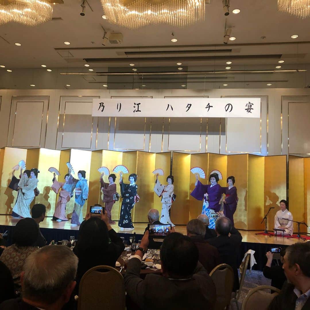 いとうせいこうのインスタグラム：「浅草芸者の乃り江ちゃん二十周年の宴、浅草ビューホテルにて盛大に。彼女が個人的に全国の花柳界を回って作った芸者さんネットワークで次々に知らない土地の歌舞音曲が。小沢昭一的芸者、乃り江。」