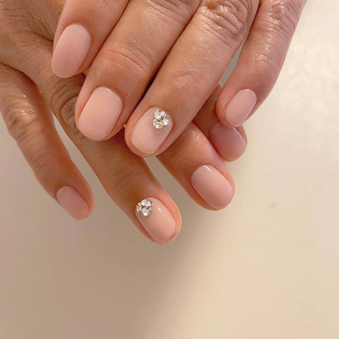 Kana Kobayashiさんのインスタグラム写真 - (Kana KobayashiInstagram)「#ワンポイントネイル #diamond #vカットストーン #キラキラ #大人ネイル #ネイル #nailstagram  #nails  #anela #表参道ネイル」11月27日 21時06分 - anela_kana