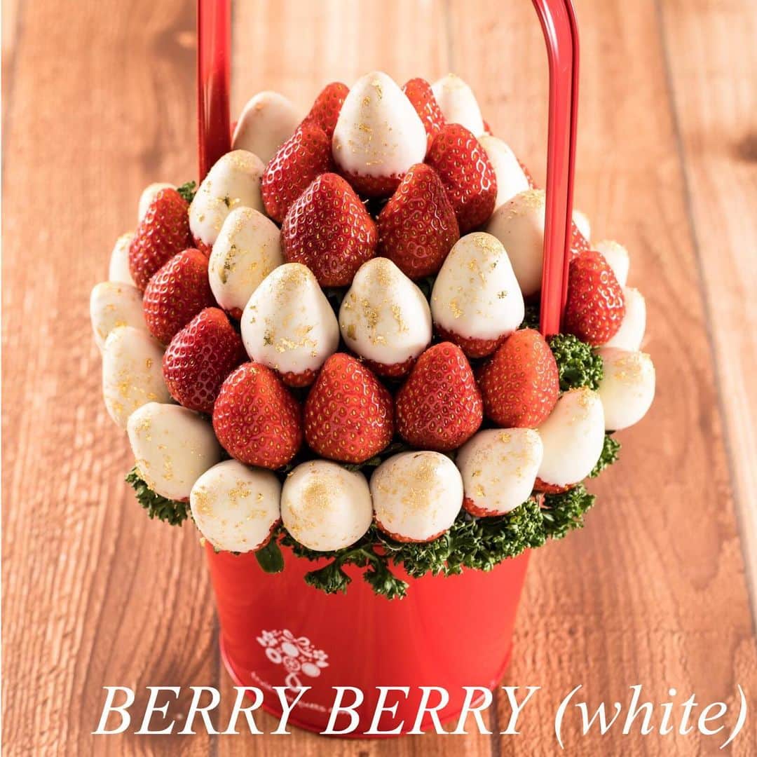 Fruit-bouquets.comのインスタグラム：「BERRY BERRY (ベリーベリー白) イチゴが美味しい季節限定の人気商品🍓 . 白と赤のコントラストが美しいイチゴを アレンジメントしたフルーツブーケ💐 . フランス産高級ホワイトチョコレートにディップしたイチゴの上には金箔をトッピング。 . ホワイトチョコレートとイチゴの シンプルで洗練された見た目と味わいをご堪能ください。 . #フルーツブーケ #プレジール #フルーツ #花束  #西千葉 #千葉 #フルーツケーキ #果物  #サプライズケーキ #お祝い #記念日 #贈り物  #クリスマス #パーティー #クリスマス🎄  #サプライズプレゼント #イチゴ  #インスタ映え #インスタ映えスイーツ  #スイーツ #ギフト #サプライズプレゼント  #クリスマスケーキ #インスタ映えケーキ  #クリスマススイーツ #クリスマスギフト  #フォトジェニック #ホームパーティー  #クリスマスプレゼント #クリスマスパーティー」