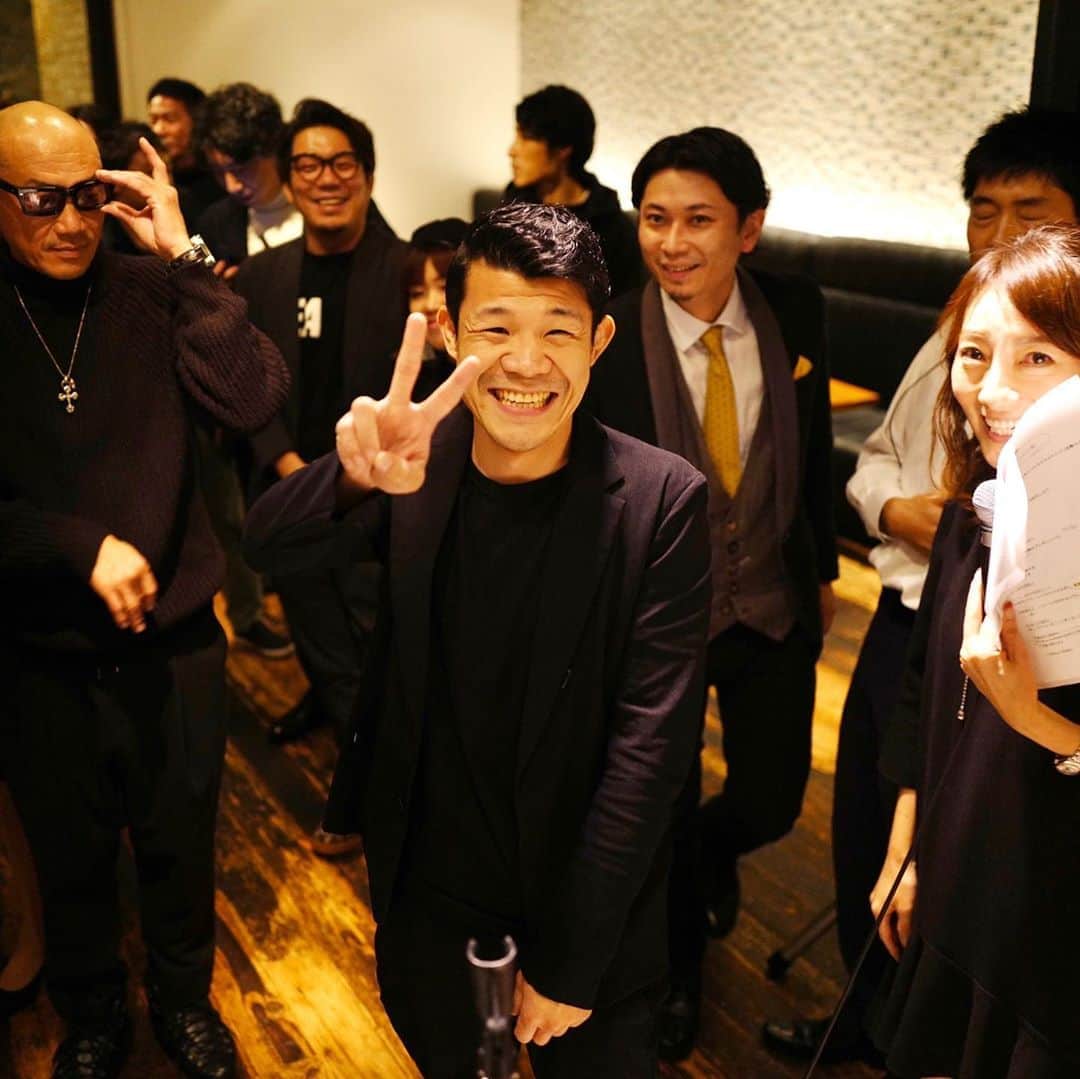 亀田興毅さんのインスタグラム写真 - (亀田興毅Instagram)「これまで数々のヒット曲をこの世に輩出し、今年「2019年 JASRAC賞」を受賞された今井了介さんの誕生日会に先日、参加させていただいた。俺なりに例えさせていただくと音楽業界の著作者、いわゆる曲を作る人の中で日本チャンピオンになったお方。その栄えある金賞を受賞した曲は、安室奈美恵さんの「Hero」。この曲は音楽プロデューサーのSUNNY BOYさんと作詞、作曲、編曲を手がけ二人で受賞。このような素晴らしいお方の記念すべきバースデーパーティーで畑違いの自分に花束を贈呈する名誉を与えていただき光栄の極みでございます。今井さん、改めてお誕生日おめでとうございます。 #今井了介 #SUNNYBOY #安室奈美恵 #Hero #JASRAC賞 #チャンピオン #亀田興毅 #仕上がってる #いききってる #スワイプ #3枚目 #笑顔過ぎ」11月27日 21時13分 - kokikameda