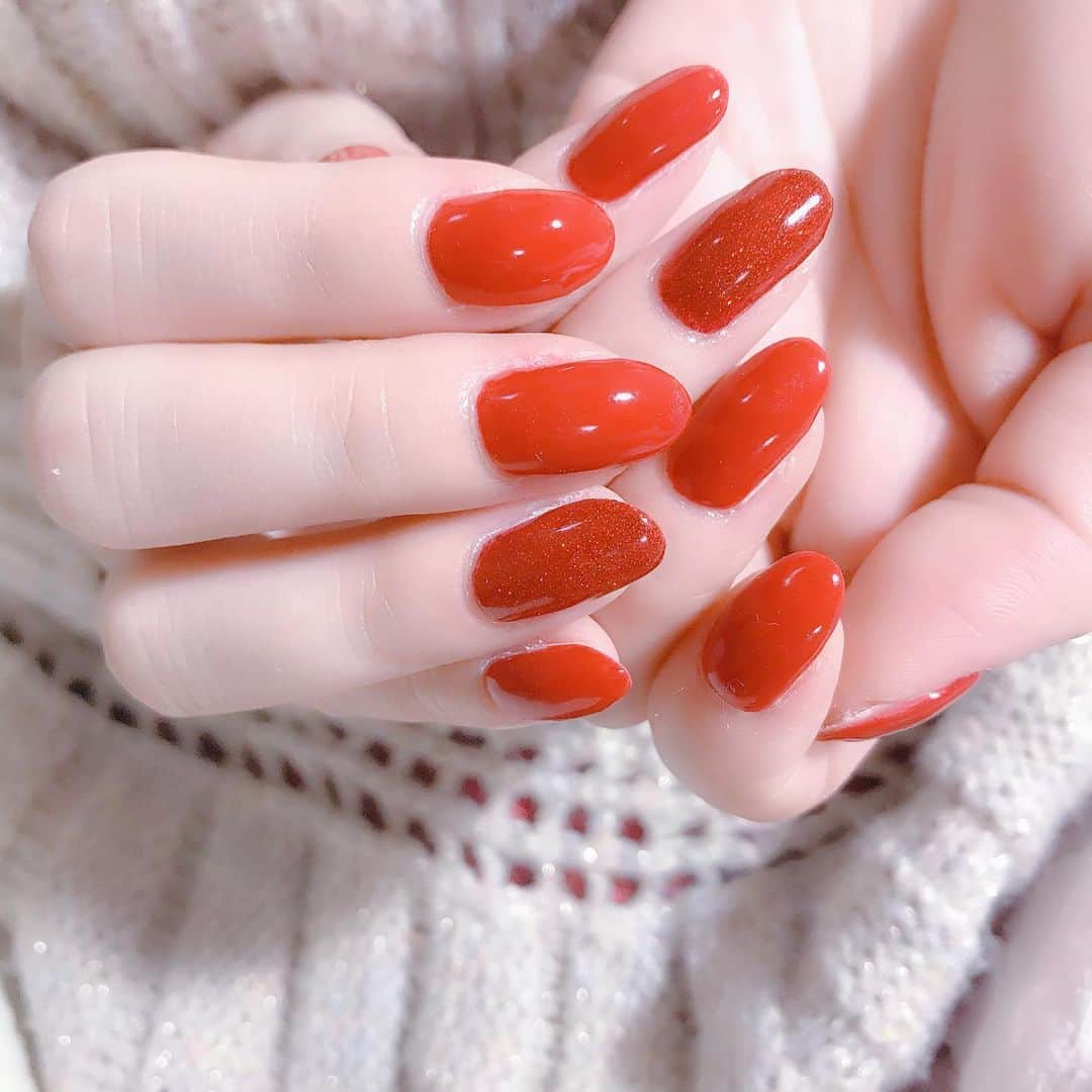 なかやまちえこのインスタグラム：「赤とグリッター✨ #nail #nails #nailart #ネイル #美甲 #ネイルアート  #clou #nagel #ongle #ongles #unghia #japanesenailart #manucure #네일 #젤네일 #네일아트 #네일리스트 #japanesenails #manicurist #gelnails #أظافر #ワンカラーネイル #赤ラメ #グリッターネイル #glitternails #rednails #きゃりー　ちゃん⠀ 赤はいくつかmixな明るめの赤！⠀ グリッターはPREXYのなかやまセレクト「SuperRainbow」の赤ラメとPREGELミューズのクリアレッド！」