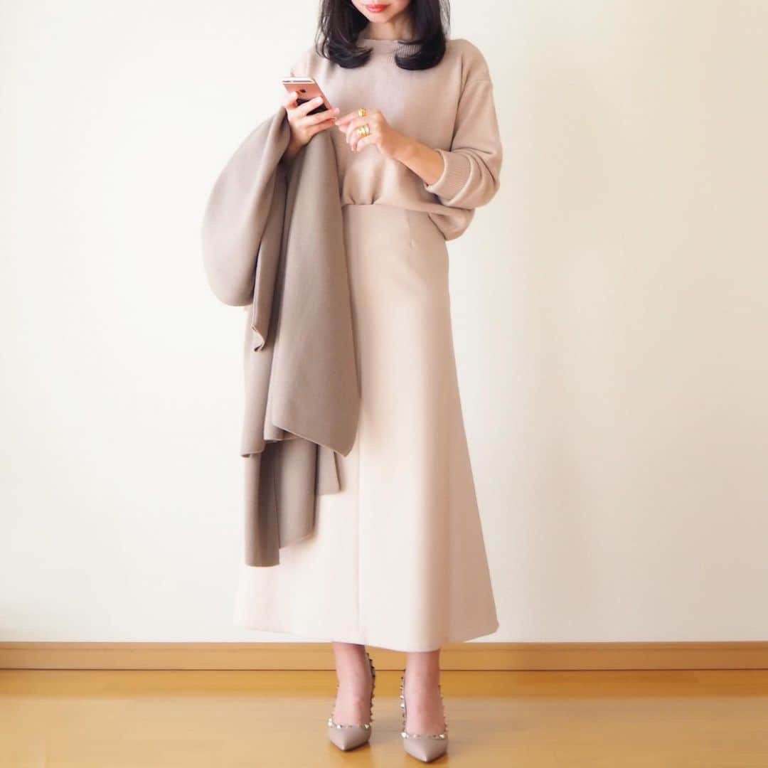 hanaのインスタグラム：「outfit❄️ * beige☺︎ * 今年はコートを買わないぞ。 そう決めていたのに いつの間にか予約してたニットコート。 笑 ぬくぬく🐏🐑🐏🐑🐏いっぱい着よう。 * #mango #deuxiemeclasse #valentino #zara」
