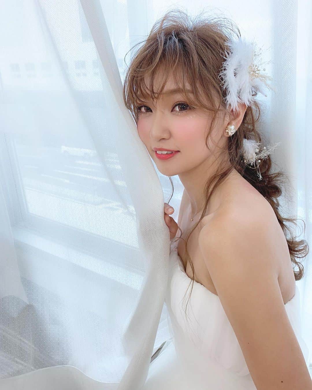のインスタグラム：「. . 編みおろし会コンテスト お疲れ様でした☺️🙏🏻✨ . . . . 私達の結果は残念でしたが 最後まで中川さんとやりきることが出来ました✌🏻⭐️🌈 . . . . . ここに来るまでたくさんの方に ご協力頂き、本当にありがとうございました♥️ . . . そして何より あーじゃない、こーじゃない!!と 好き勝手言う私の意見を取り入れながら 私に似合うスタイルを作って下さった中川さん ありがとうございました🙇‍♂️💓💓💓 . . . 毎回数時間かけて高知から来て 長時間のレッスン… そのバイタリティと行動力、熱意が もう本当にすごくて 一緒に頑張れてよかったです☺️✨ . . . . . . そして… 入賞されたみなさん 優勝されたフージー…おめでとぉぉお😭🎉❤️ . . . . . 今回、会場となった 日本理容美容専門学校の学生さん 関係者の皆さん 設営や準備、撤収作業等のご協力 ありがとうございました🙇‍♂️💓 . . . アクセサリーやドレス等も また詳細の投稿するね🙆‍♀️ . . . . . . #関西  #関西サロモ  #サロンモデル #サロモ #いっちゃん  #フリーモデル #関西モデル  #あざといっちゃん #かわいっちゃん #いっちゃんコーデ #ブライダルモデル #アレンジモデル #ヘアカラー  #ヘアアレンジ #ootd #編みおろし会  #編みおろし会モデル #編みおろし会コンテスト  #ブライダル #ウェディング #ウェディングドレス」